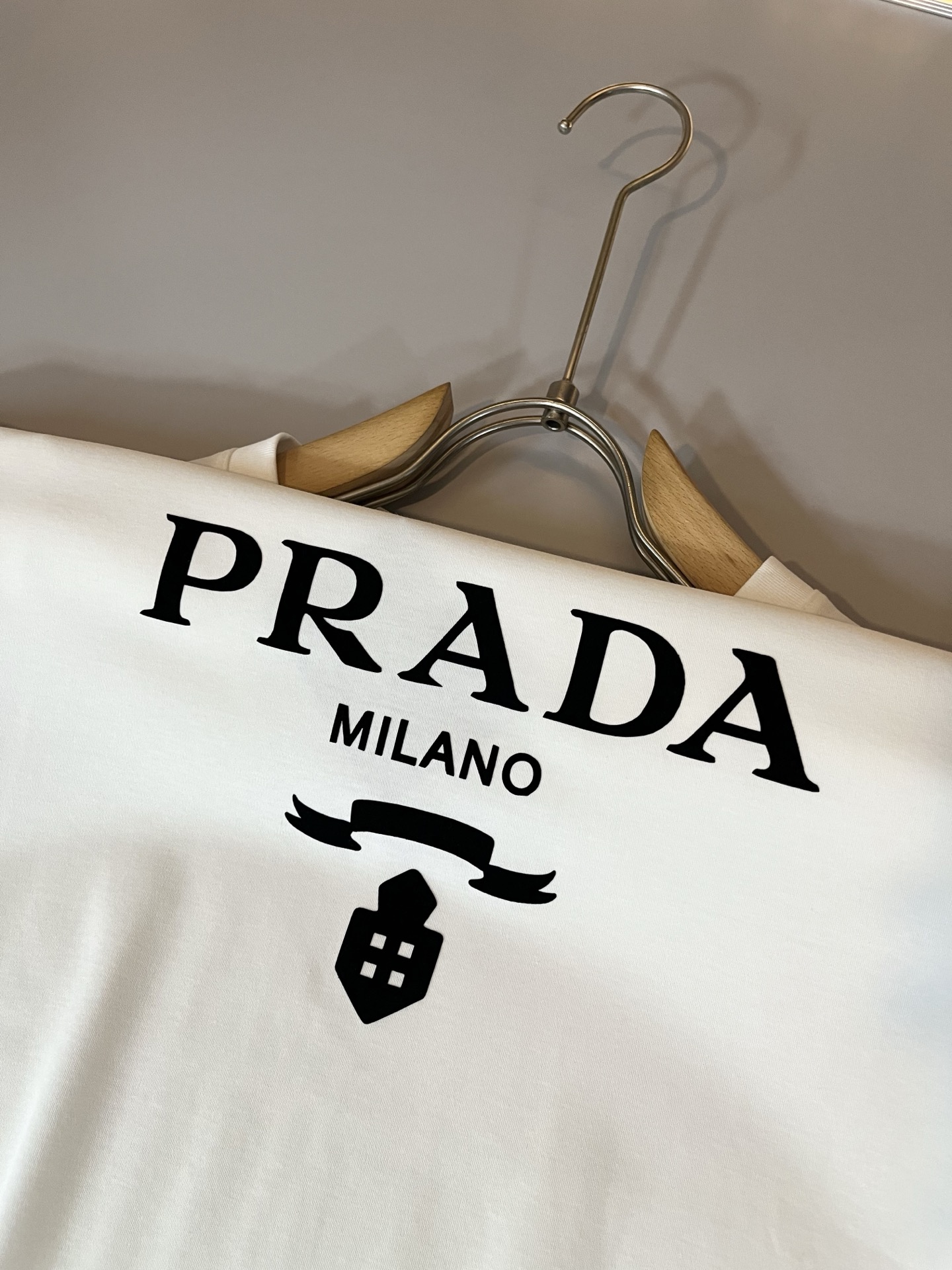 PRAD*A普*达2025春夏新款男女同款👫短袖T恤，最新款全网独家首上！！~既经典有时尚百搭，谁不爱啊