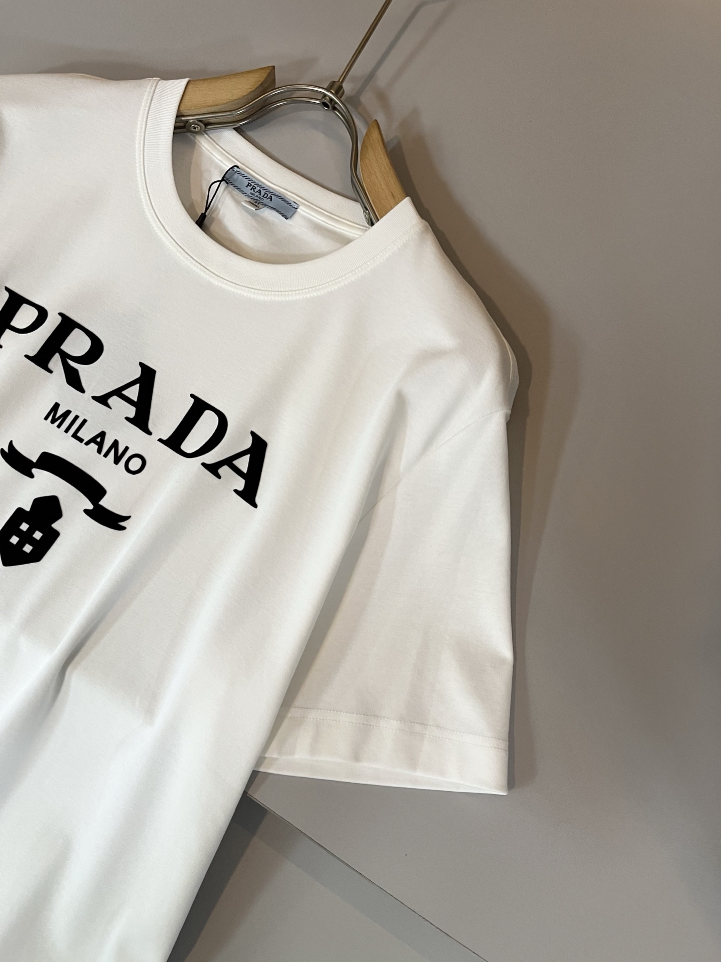 PRAD*A普*达2025春夏新款男女同款👫短袖T恤，最新款全网独家首上！！~既经典有时尚百搭，谁不爱啊