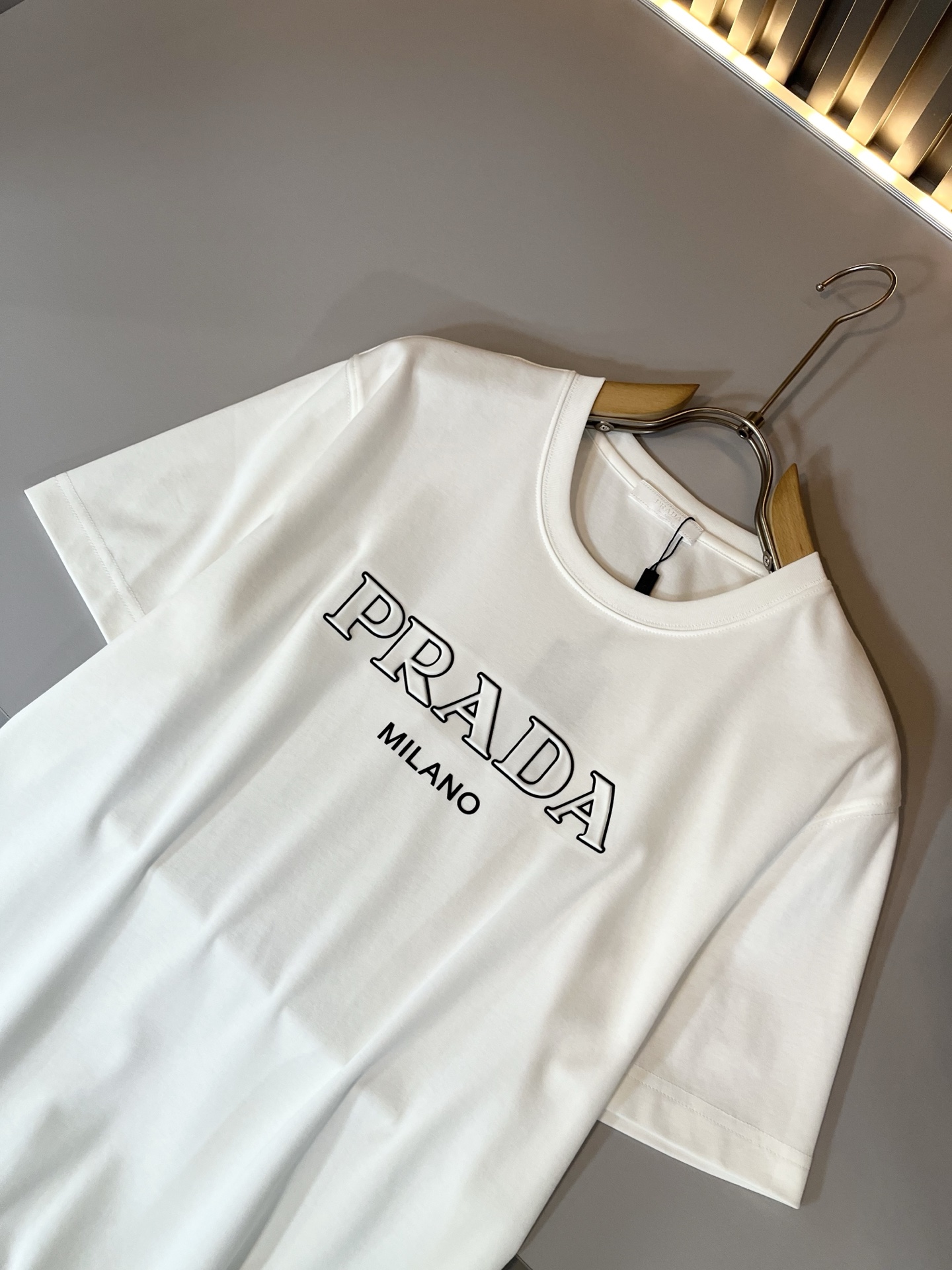 PRAD*A普*达2025春夏新款男女同款👫短袖T恤，最新款全网独家首上！！~既经典有时尚百搭，谁不爱啊