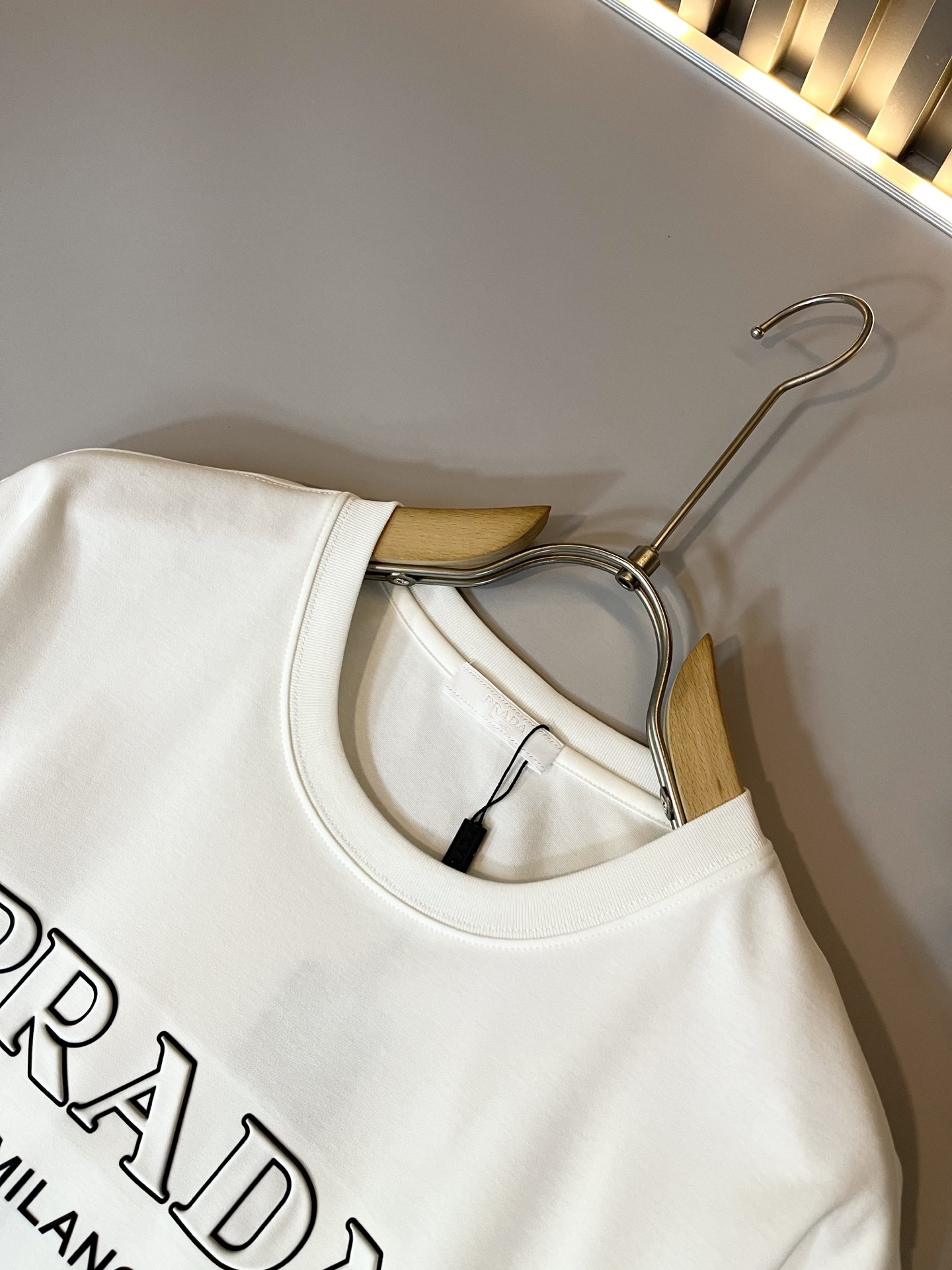 PRAD*A普*达2025春夏新款男女同款👫短袖T恤，最新款全网独家首上！！~既经典有时尚百搭，谁不爱啊