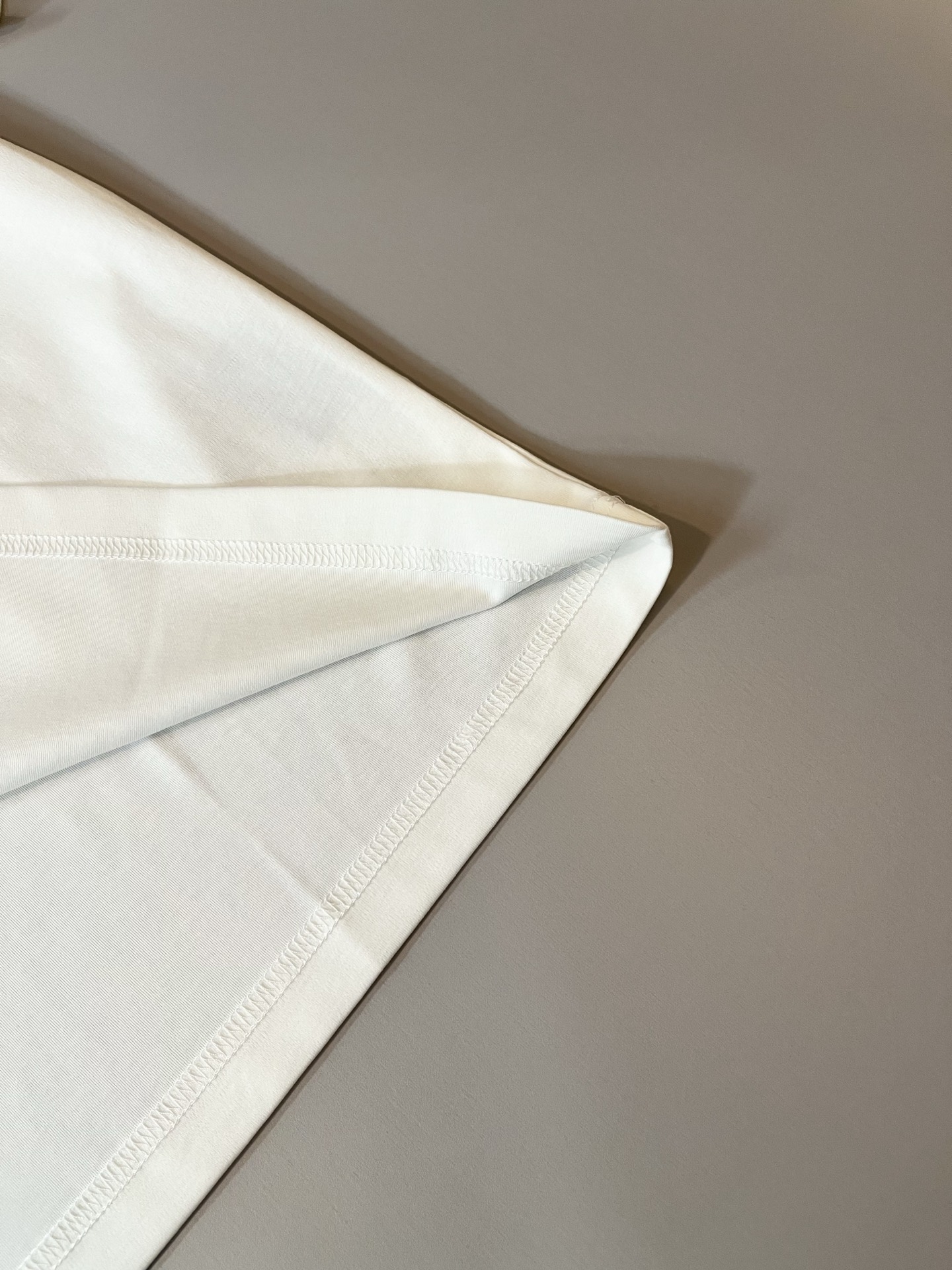 PRAD*A普*达2025春夏新款男女同款👫短袖T恤，最新款全网独家首上！！~既经典有时尚百搭，谁不爱啊