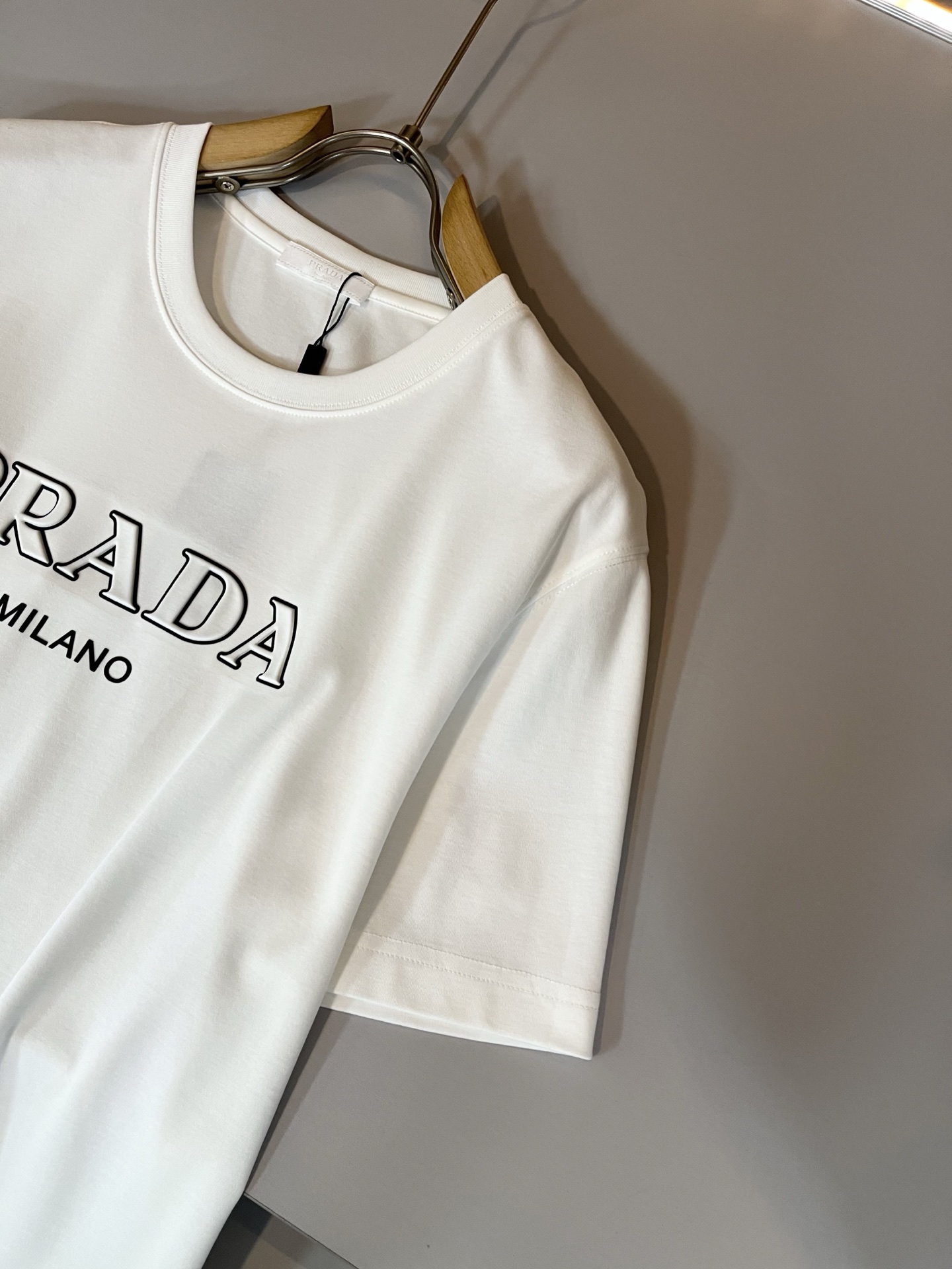 PRAD*A普*达2025春夏新款男女同款👫短袖T恤，最新款全网独家首上！！~既经典有时尚百搭，谁不爱啊