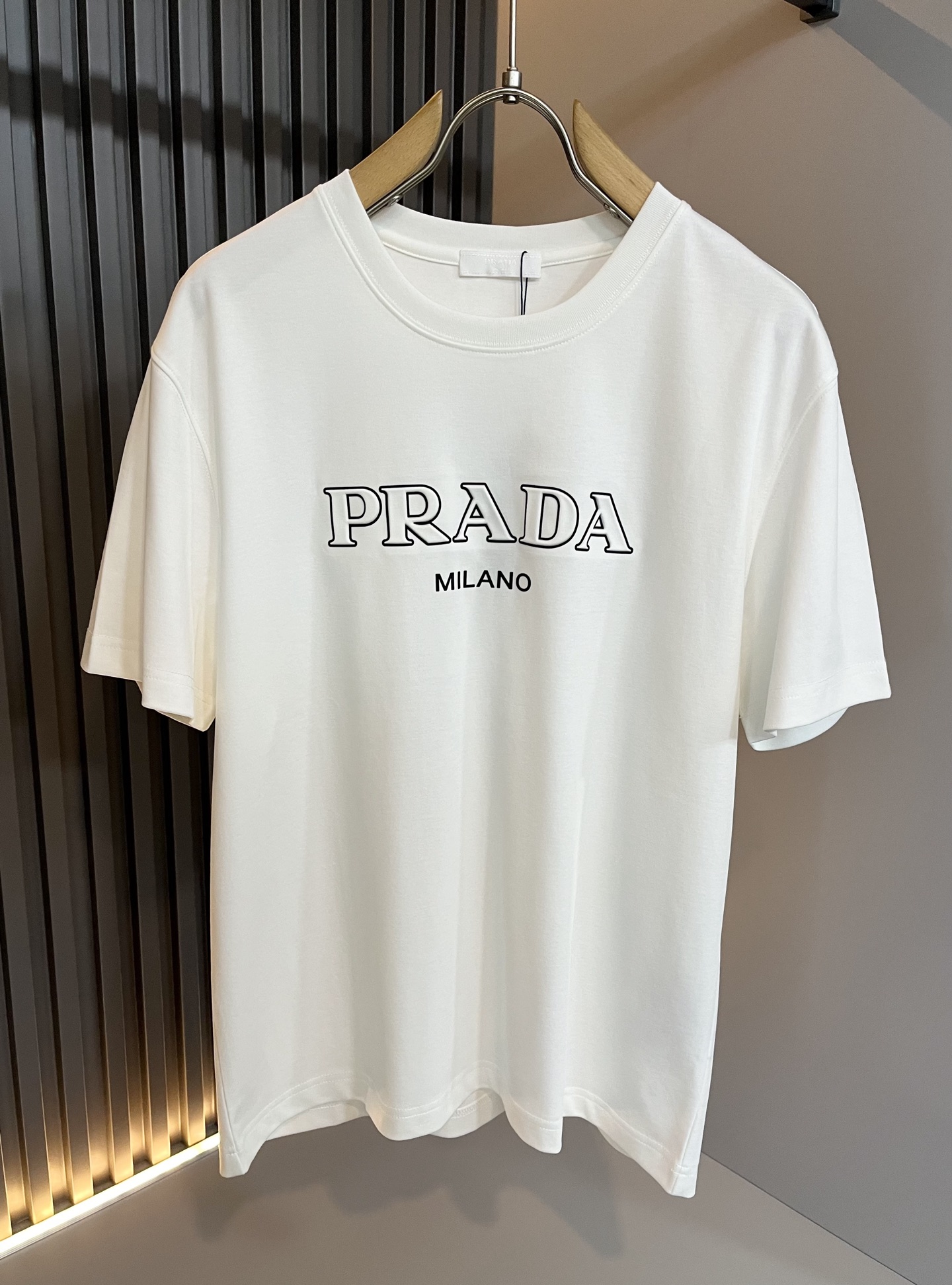 PRAD*A普*达2025春夏新款男女同款👫短袖T恤，最新款全网独家首上！！~既经典有时尚百搭，谁不爱啊