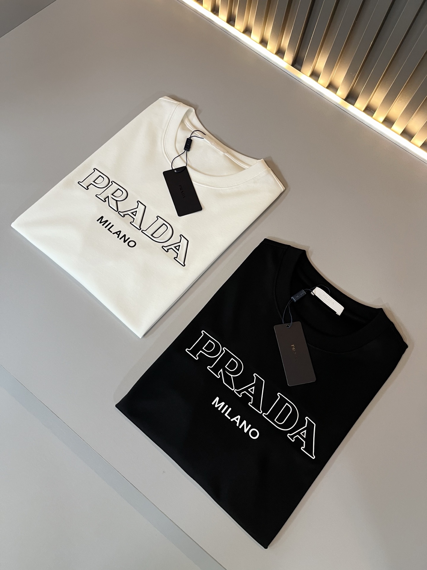 PRAD*A普*达2025春夏新款男女同款👫短袖T恤，最新款全网独家首上！！~既经典有时尚百搭，谁不爱啊