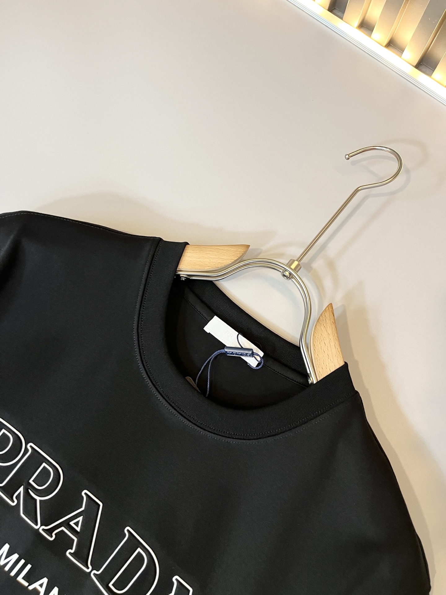 PRAD*A普*达2025春夏新款男女同款👫短袖T恤，最新款全网独家首上！！~既经典有时尚百搭，谁不爱啊