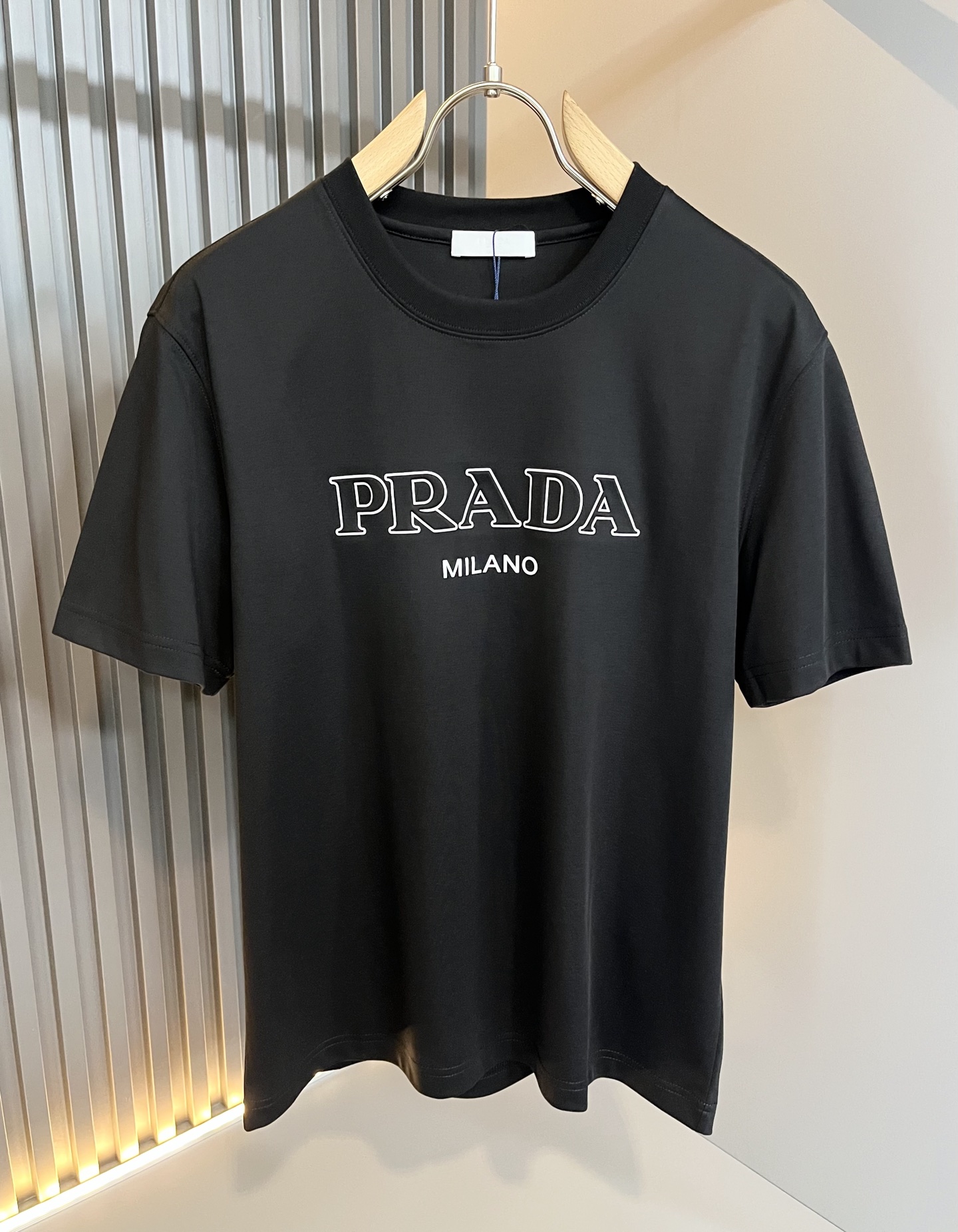 PRAD*A普*达2025春夏新款男女同款👫短袖T恤，最新款全网独家首上！！~既经典有时尚百搭，谁不爱啊