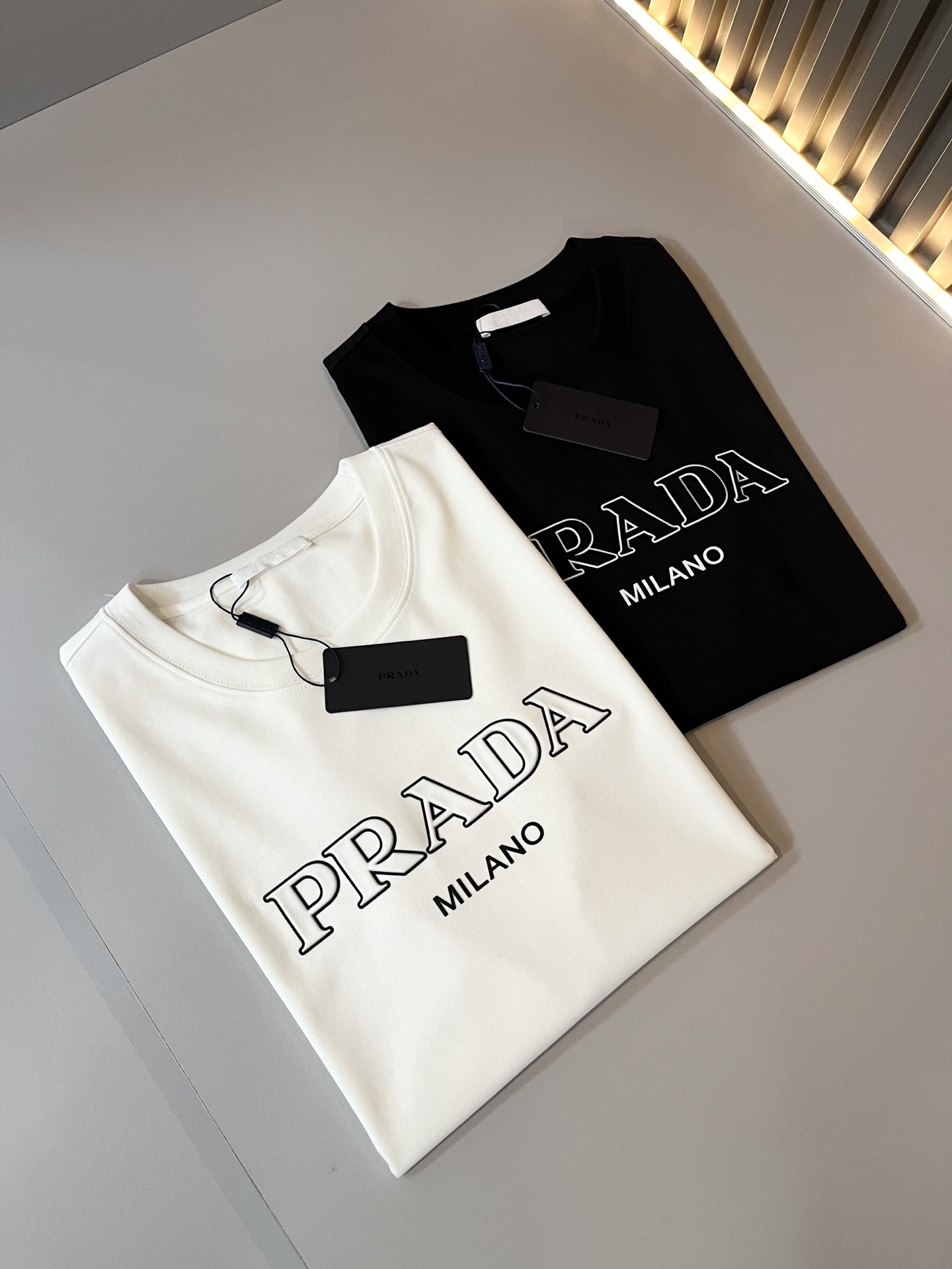 PRAD*A普*达2025春夏新款男女同款👫短袖T恤，最新款全网独家首上！！~既经典有时尚百搭，谁不爱啊