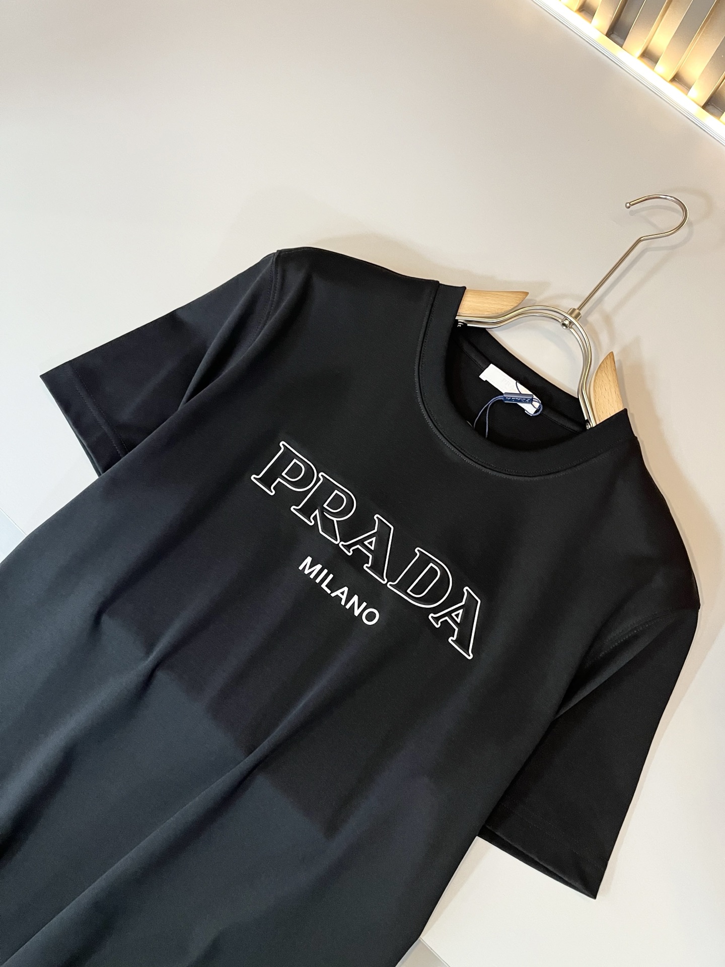 PRAD*A普*达2025春夏新款男女同款👫短袖T恤，最新款全网独家首上！！~既经典有时尚百搭，谁不爱啊