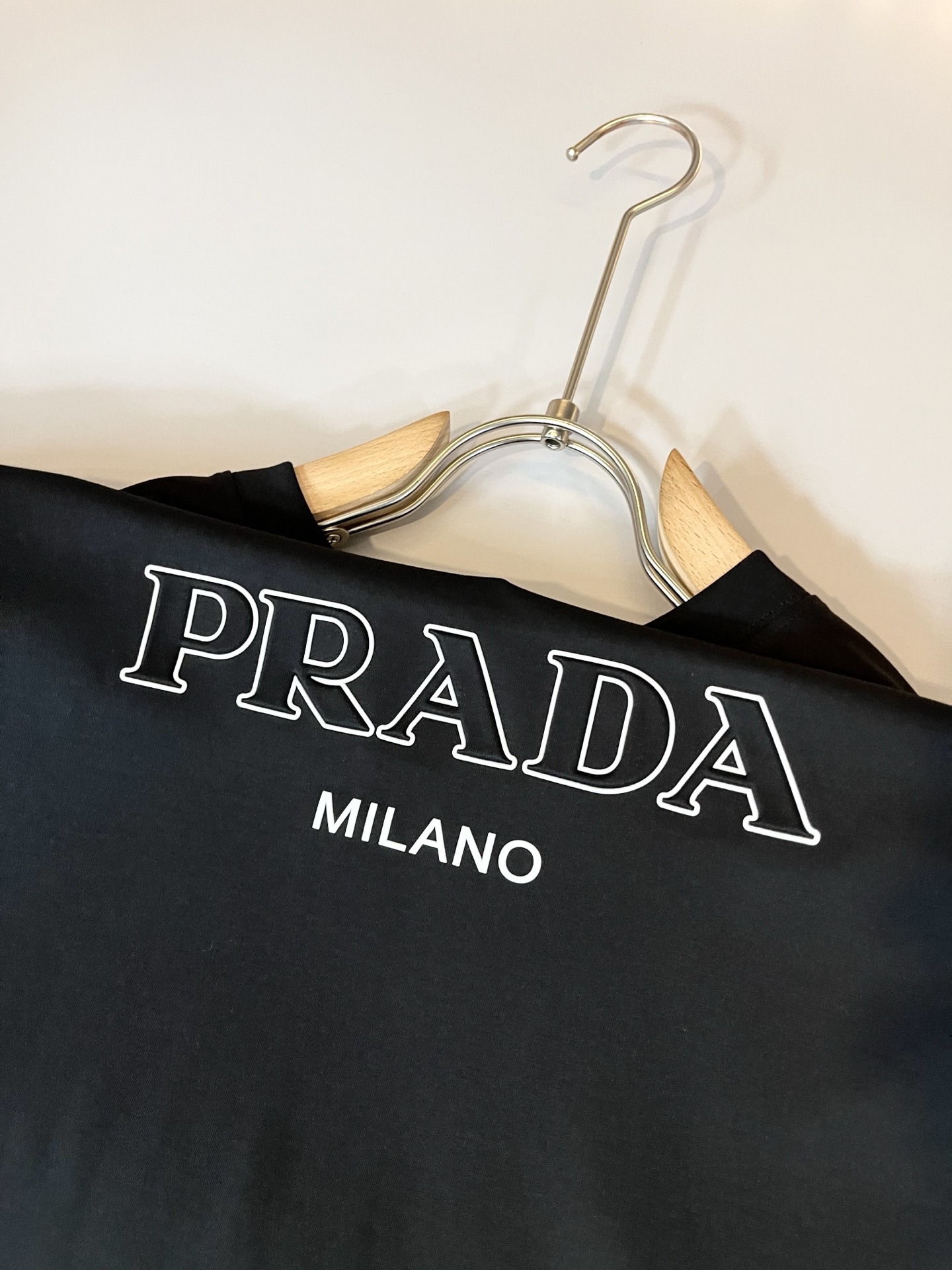 PRAD*A普*达2025春夏新款男女同款👫短袖T恤，最新款全网独家首上！！~既经典有时尚百搭，谁不爱啊