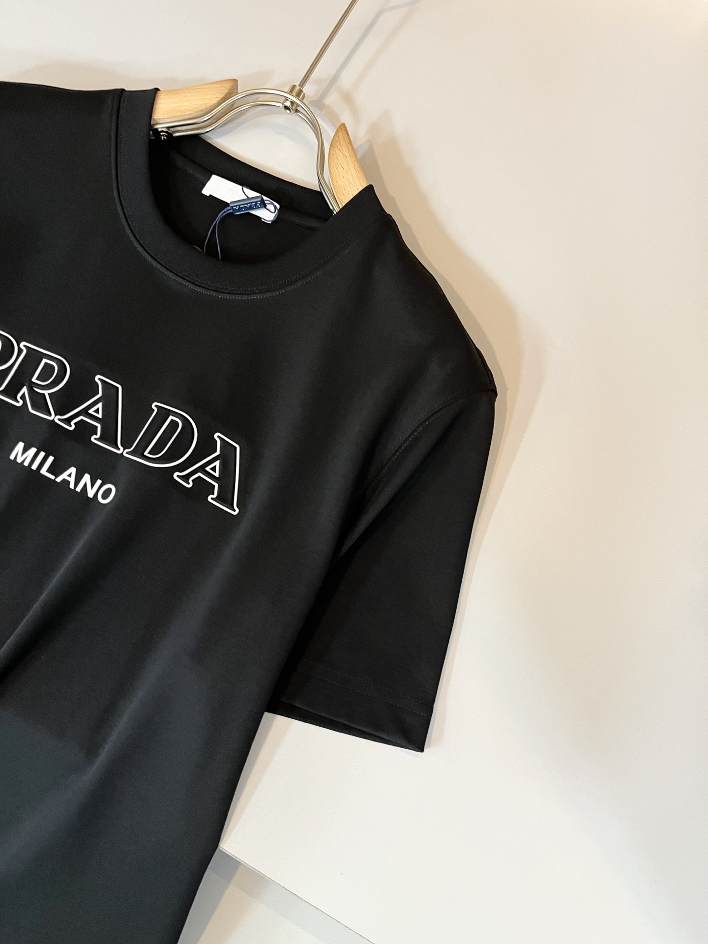PRAD*A普*达2025春夏新款男女同款👫短袖T恤，最新款全网独家首上！！~既经典有时尚百搭，谁不爱啊