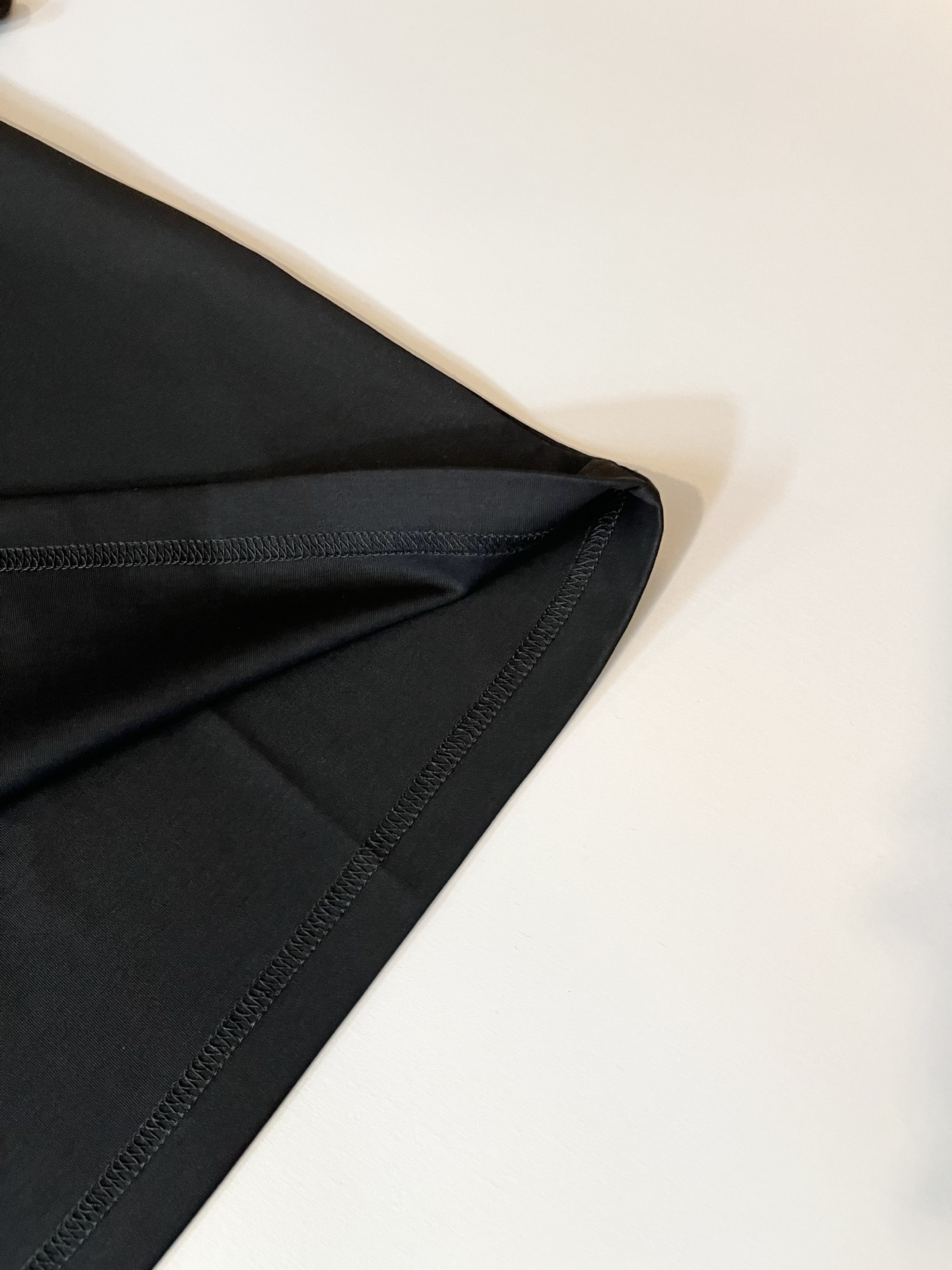 PRAD*A普*达2025春夏新款男女同款👫短袖T恤，最新款全网独家首上！！~既经典有时尚百搭，谁不爱啊