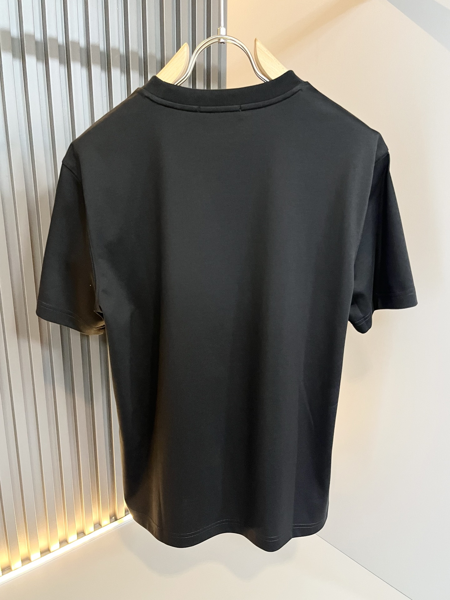 PRAD*A普*达2025春夏新款男女同款👫短袖T恤，最新款全网独家首上！！~既经典有时尚百搭，谁不爱啊