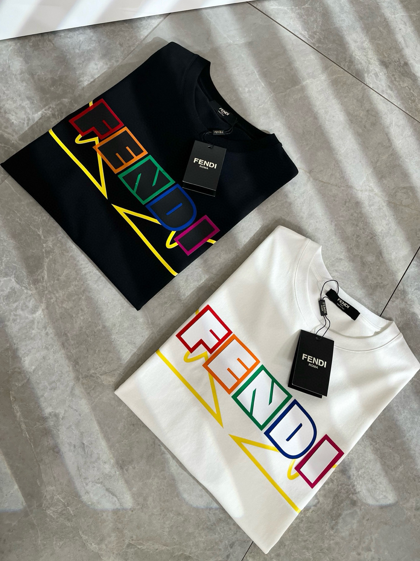 NO:520997,FEN*I Fen*Di Spring and Summer New FD Family FF Men and Women Short-sleeved T-shirts, versatile and minimalist short-sleeved shirts for men and women. Original Italian orders, popular FD family items, simple and pure colors. The FD family's enduring iconic products, high-quality products with full representation and full specifications, and high-quality products that all FD fans are worth buying!  Pure Yidian channel orders, high-end and popular products from the FD family, very popular items at the moment, and iconic letter logo pattern velvet modification!  High-end goods worth keeping and giving away to others!  It is trendy and beautiful, with a full sense of trendy atmosphere, and has a very high level and specifications. It uses a very classic black and white color combination, giving people a strong visual impact and has a very high recognition. It is top-quality exclusive pure cotton fabric, created with a soft, delicate and comfortable touch, and has a very high-end and classy appearance!  Perfectly interprets the charm of the brand and leaves a deep impression. It is more fashionable and charming. It has simple, elegant and fashionable upper body, and is even more stressful for outfits!  The inner wear alone is very delicious and beautiful scenery that cannot be ignored!  Size M-3XL, fendi,dior,T-shirt,tees,t-shirt,alexander wang19860909FEN*I 芬*迪春夏新款FD家族FF男女同款短袖T恤,男女同款百搭极简短袖.意大利原厂订单,FD家族人气单品,简约纯色系打造.FD家族经久不衰的标志性臻品,代表性十足,规格感十足的精品,所有FD粉丝都值得抢购的精品！纯正意代渠道订单,FD家族的高奢人气爆款产物,当下十分火爆的单品,标志性字母logo图案压绒修饰！值得自留和送人的高端货！新潮又好看,潮流气息感十足,档次规格感极高,并且采用十分经典的的黑白双色搭配,给人的视觉冲击感相当强烈,有着极高的辨识度,顶级专属纯棉面料,打造,触感柔软细腻舒适,品相相当高级有档次！完美诠释品牌魅力,给人留下深刻印象.更具时尚与韵味,上身简约大方时尚,对于穿搭更是毫无压力！单穿内搭都极有味道,不可忽视的靓丽风景线！ 尺码M-3XL,,fendi,dior,T-shirt,tees，t-shirt,alexander wang,Men's clothing