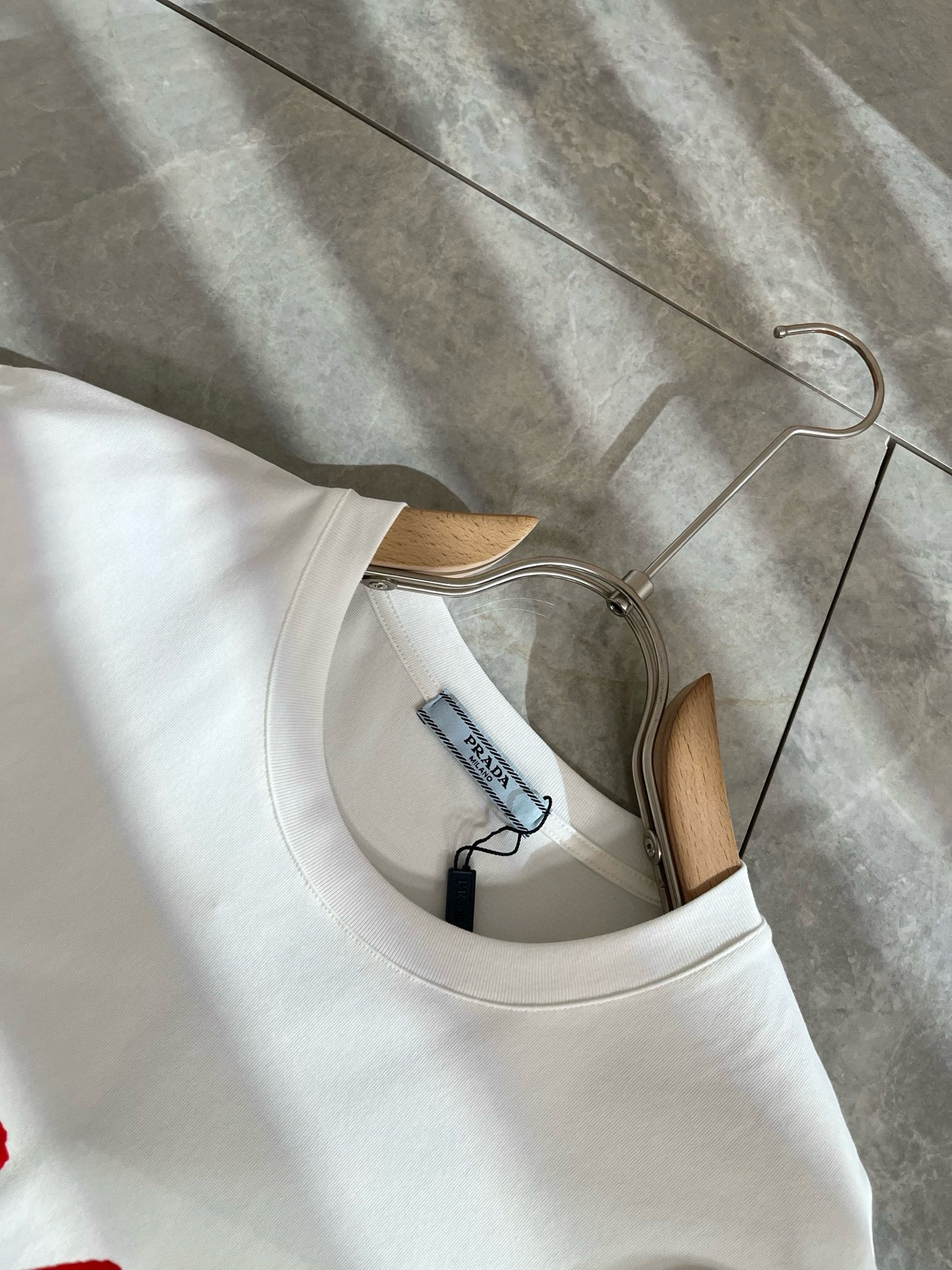 PRAD*A普*达2025春夏新款男女同款👫短袖T恤，最新款全网独家首上！！~既经典有时尚百搭，谁不爱啊