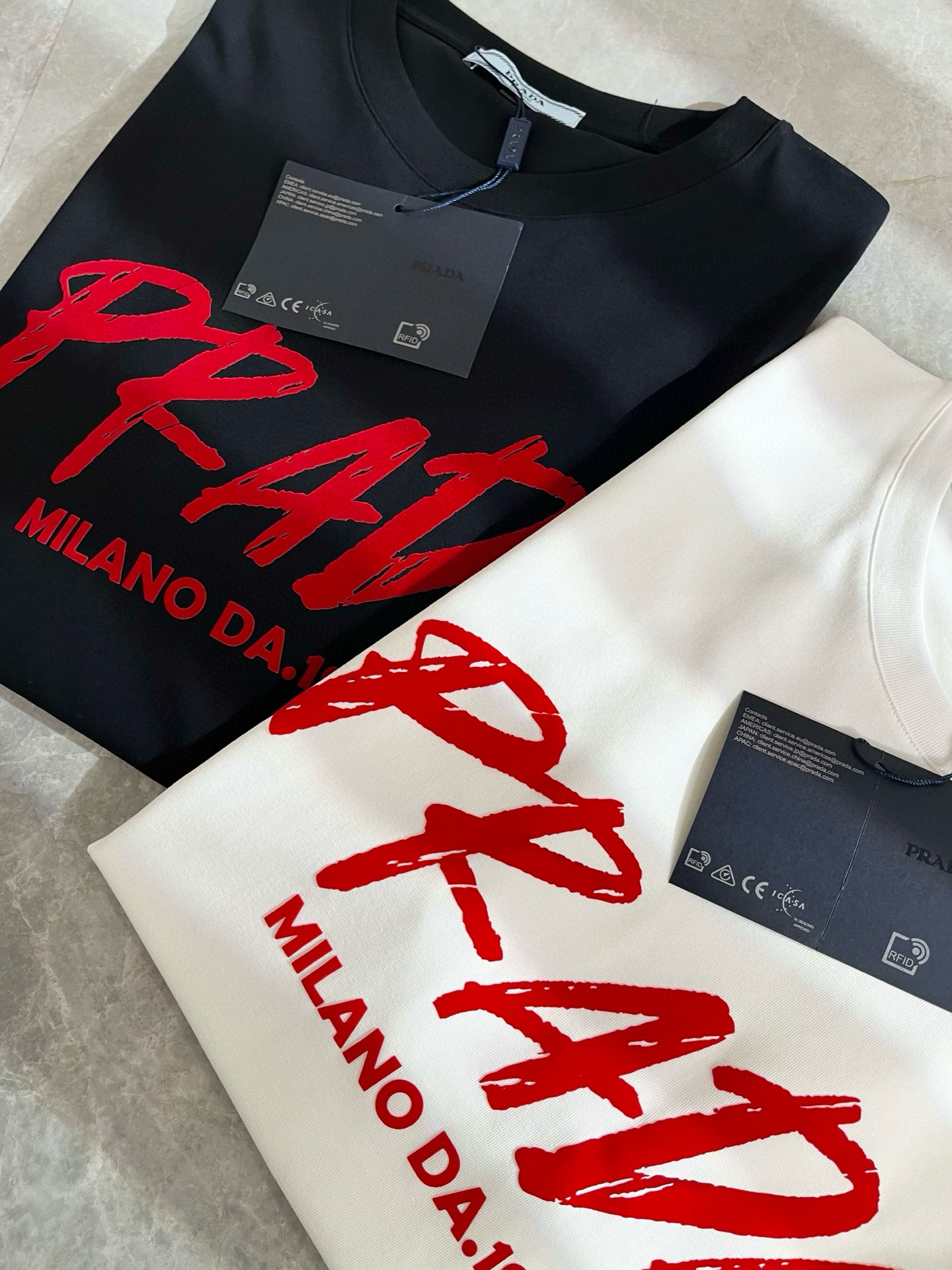 PRAD*A普*达2025春夏新款男女同款👫短袖T恤，最新款全网独家首上！！~既经典有时尚百搭，谁不爱啊