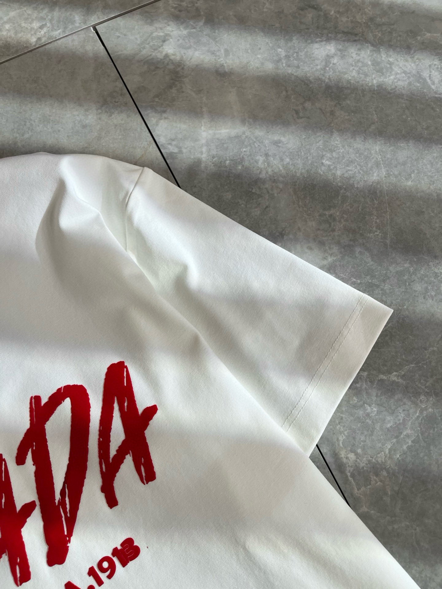 PRAD*A普*达2025春夏新款男女同款👫短袖T恤，最新款全网独家首上！！~既经典有时尚百搭，谁不爱啊