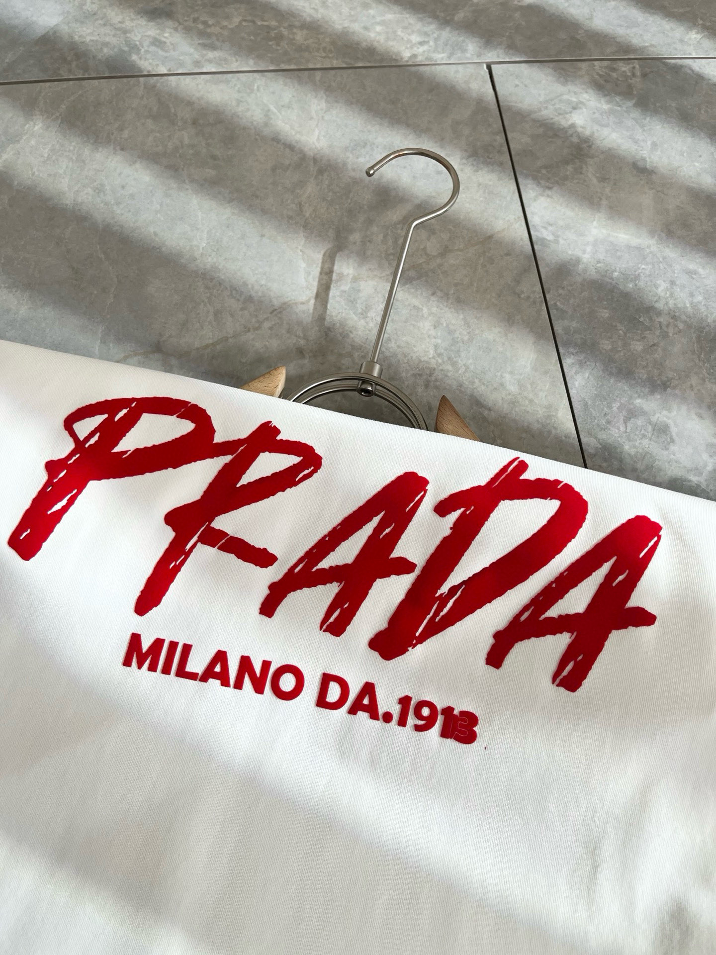 PRAD*A普*达2025春夏新款男女同款👫短袖T恤，最新款全网独家首上！！~既经典有时尚百搭，谁不爱啊