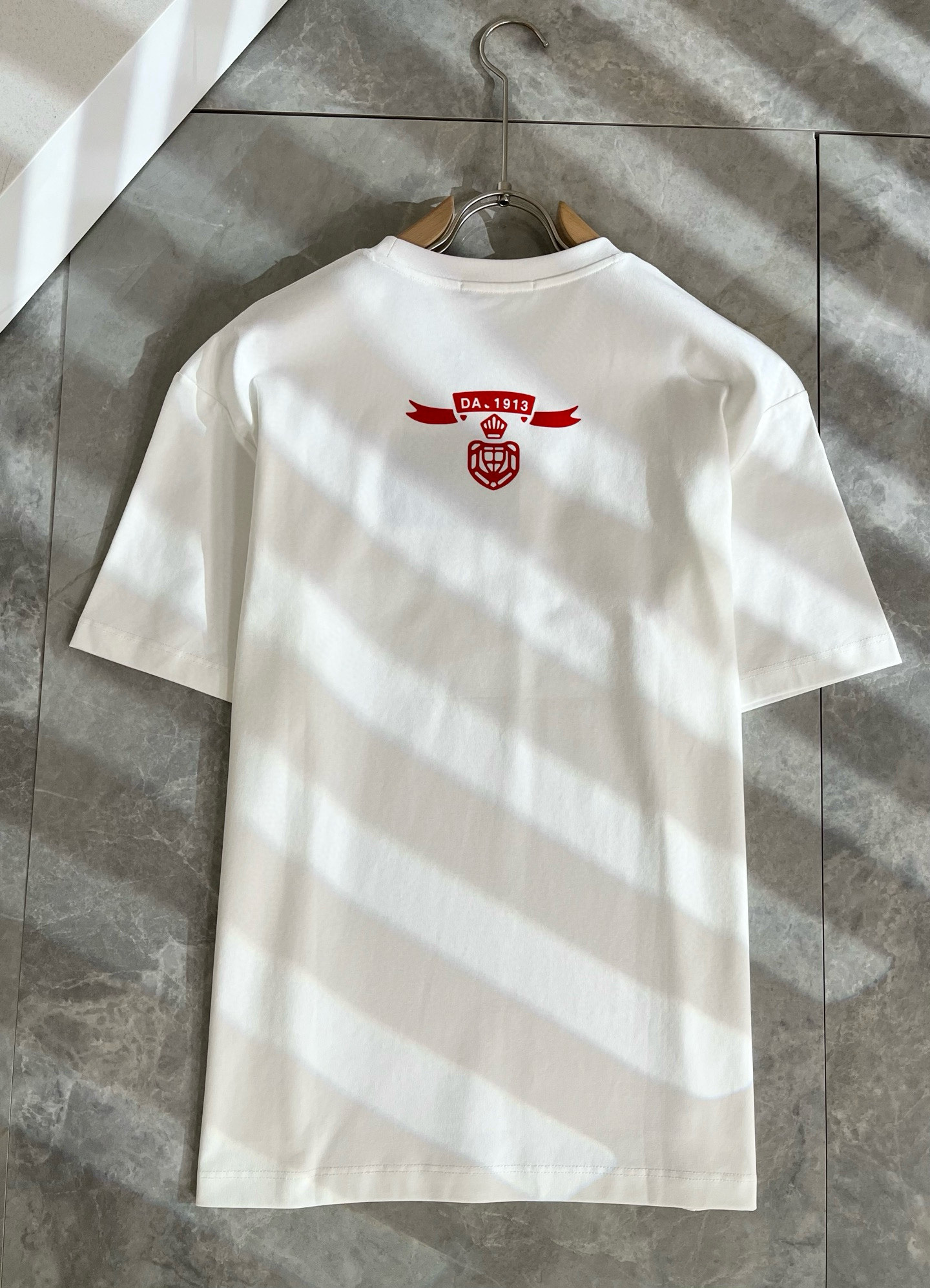 PRAD*A普*达2025春夏新款男女同款👫短袖T恤，最新款全网独家首上！！~既经典有时尚百搭，谁不爱啊