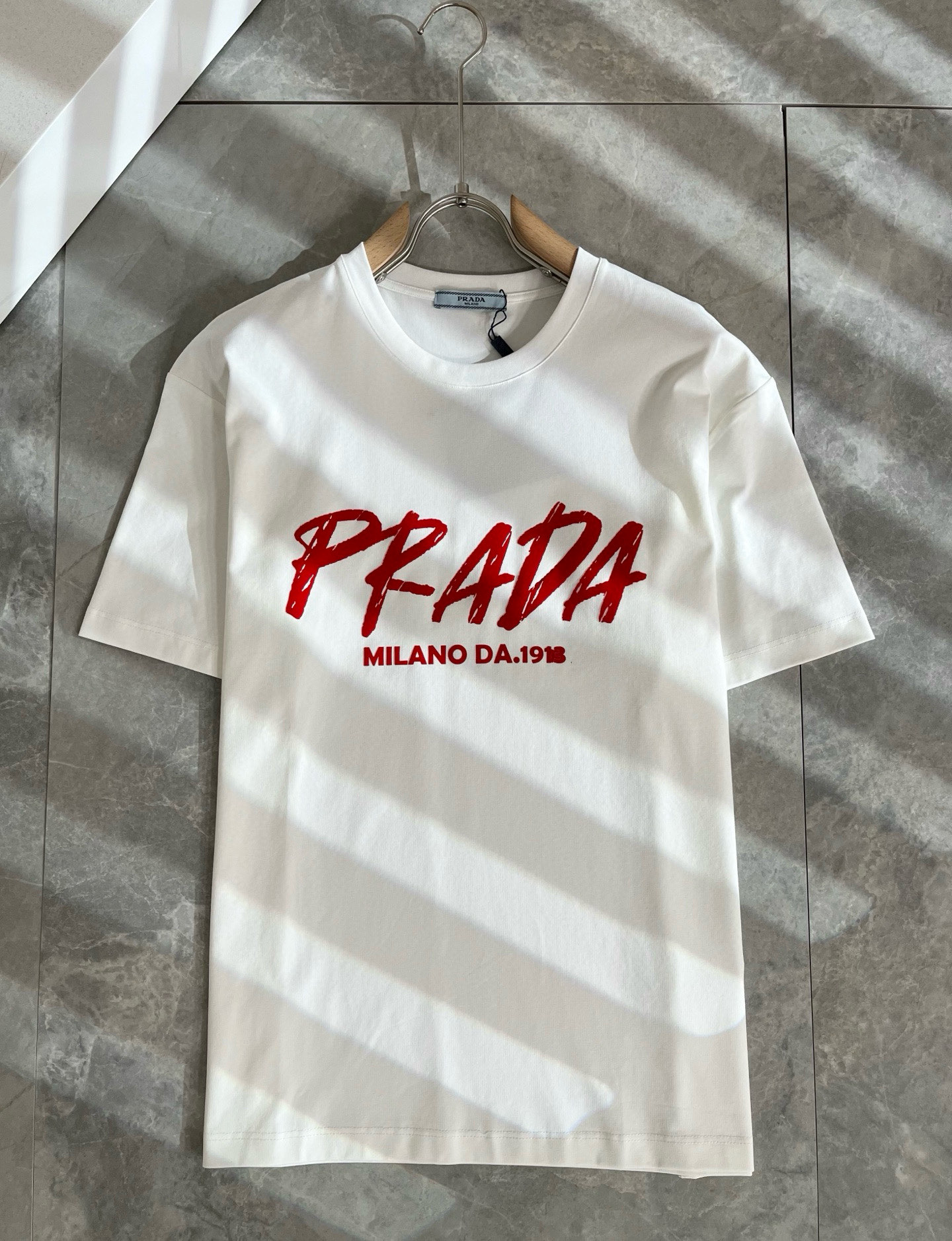 PRAD*A普*达2025春夏新款男女同款👫短袖T恤，最新款全网独家首上！！~既经典有时尚百搭，谁不爱啊