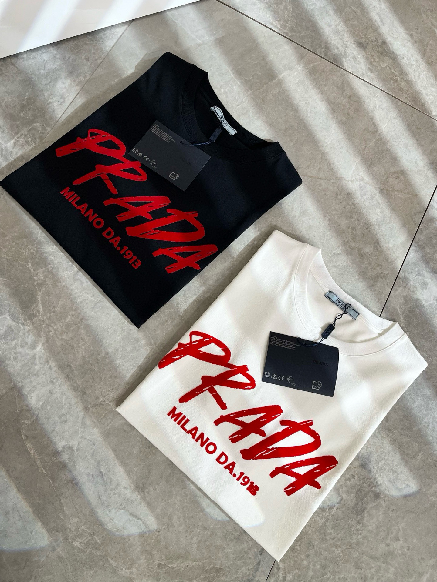 PRAD*A普*达2025春夏新款男女同款👫短袖T恤，最新款全网独家首上！！~既经典有时尚百搭，谁不爱啊