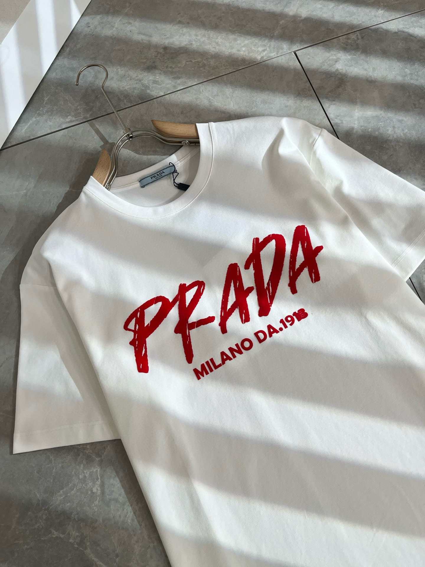 PRAD*A普*达2025春夏新款男女同款👫短袖T恤，最新款全网独家首上！！~既经典有时尚百搭，谁不爱啊