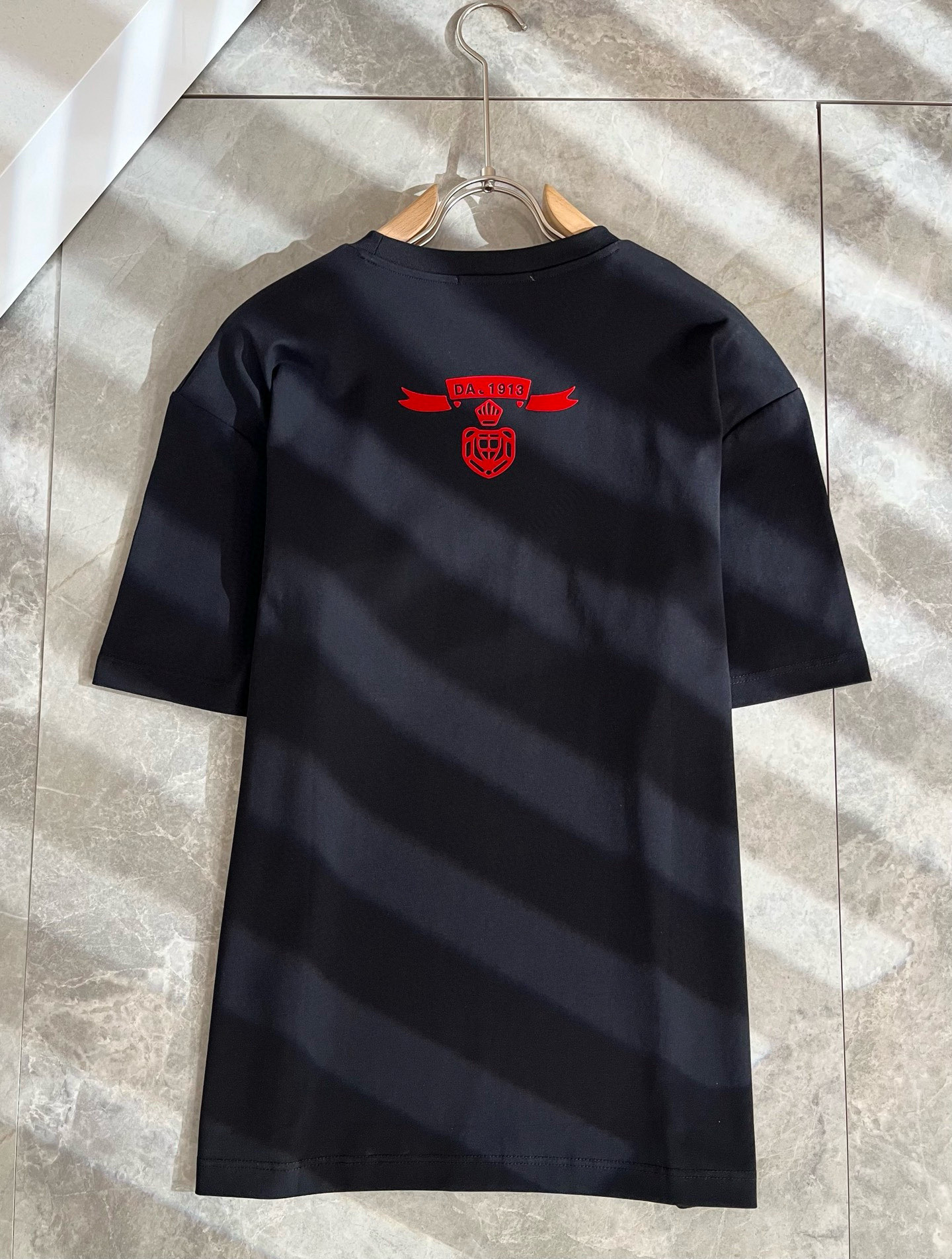 PRAD*A普*达2025春夏新款男女同款👫短袖T恤，最新款全网独家首上！！~既经典有时尚百搭，谁不爱啊