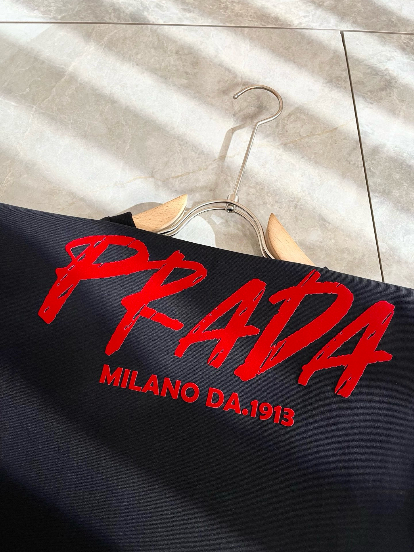 PRAD*A普*达2025春夏新款男女同款👫短袖T恤，最新款全网独家首上！！~既经典有时尚百搭，谁不爱啊