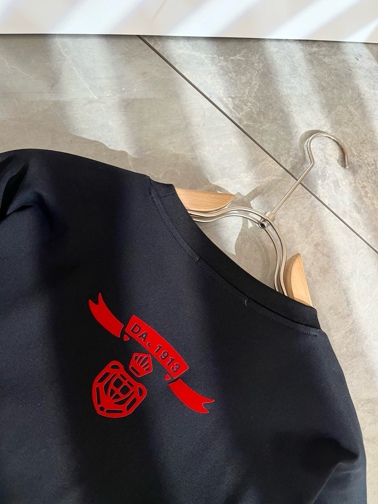 PRAD*A普*达2025春夏新款男女同款👫短袖T恤，最新款全网独家首上！！~既经典有时尚百搭，谁不爱啊