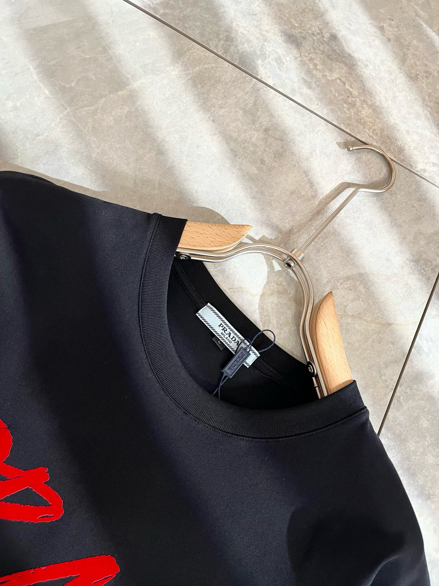 PRAD*A普*达2025春夏新款男女同款👫短袖T恤，最新款全网独家首上！！~既经典有时尚百搭，谁不爱啊