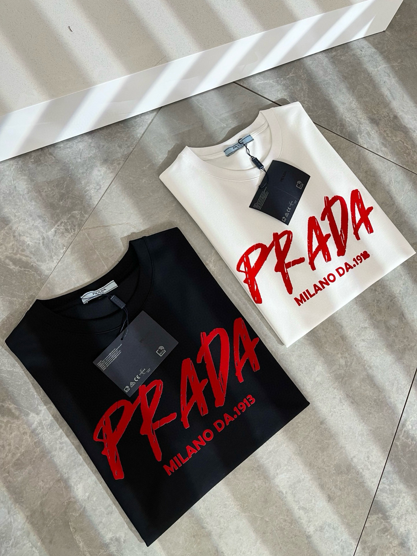 NO:521003,PRAD*A Pu*da spring and summer new short-sleeved T-shirt for men and women, the latest model is exclusively available on the entire network!  !  ~ It is classic and fashionable and versatile, who doesn’t like it? It will show the classic again. It is very pleasing to the eye and comes with a low luxury halo and recognition!  Pr*da's traditional brand concept and modern advanced technology are perfectly combined. Coupled with the extremely modern and simple design, P's exclusive logo pattern velvet printing design!  Customized 100% imported pure cotton fabric!  The texture of this model is quite touching, the specifications and grades are known with tentacles. The degree of delicateness and breathability are top-notch!  Size M-3XL, prada, T-shirt,tees, t-shirt,alexander wang19860909PRAD*A普*达春夏新款男女同款短袖T恤,最新款全网独家首上！！~既经典有时尚百搭,谁不爱啊,将经典再次展现,非常的耐看,自带低奢光环与辨识度！Pr*da传统的品牌理念和现代化的先进技术进行了完美结合.加上极其现代摩登风范的简约设计,p家专属logo图案压绒印花设计！定制百分百进口纯棉面料！此款的质感相当感人 触手便知规格档次 细腻程度与透气效果堪称顶级！尺码M-3XL,,prada,T-shirt,tees，t-shirt,alexander wang,Men's clothing