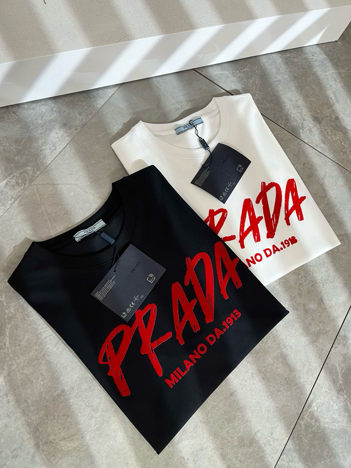 PRAD*A普*达2025春夏新款男女同款👫短袖T恤，最新款全网独家首上！！~既经典有时尚百搭，谁不爱啊