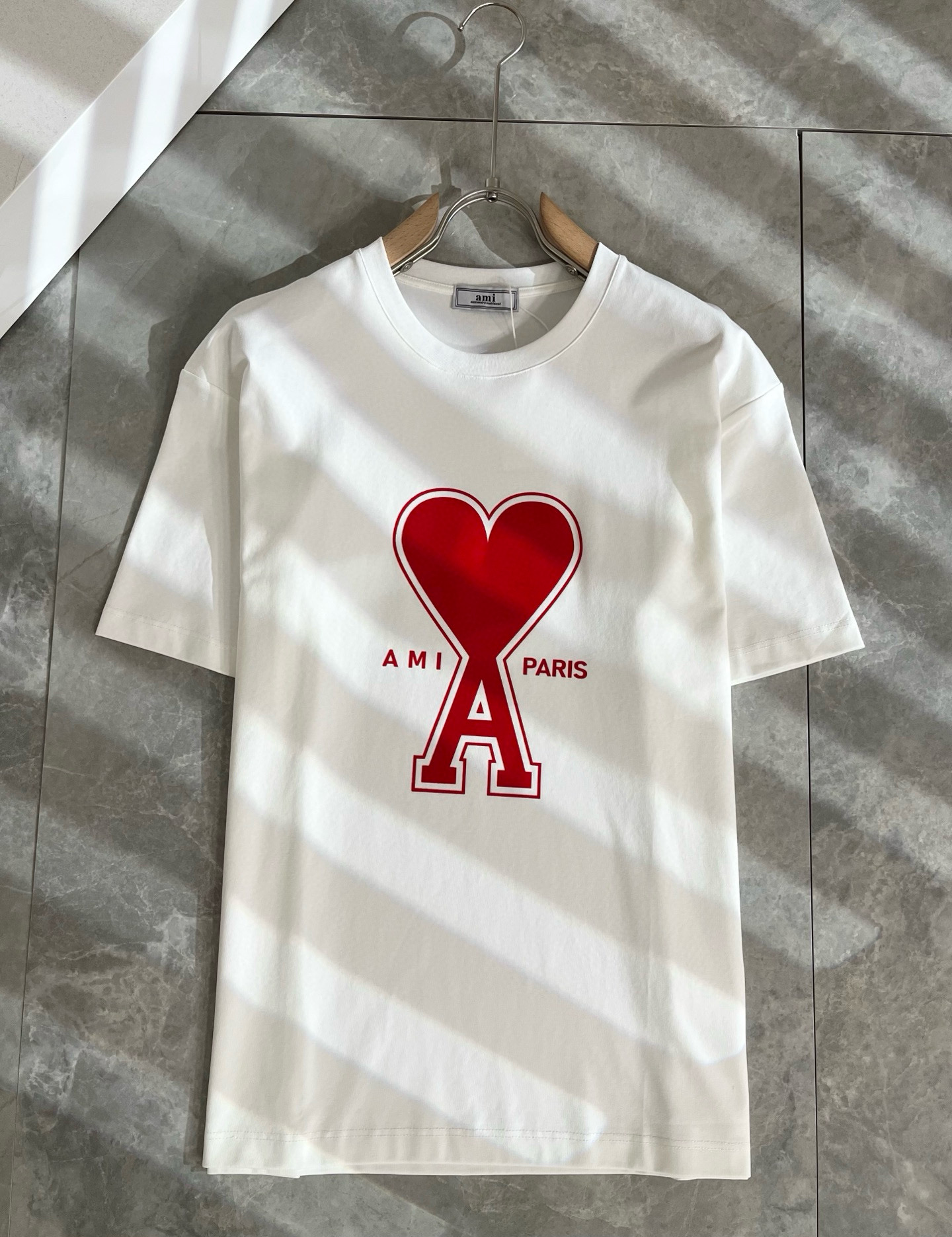 AMI 2025春夏新款男女同款👫短袖T恤，最新款全网独家首上！！~既经典有时尚百搭，谁不爱啊，将经典再