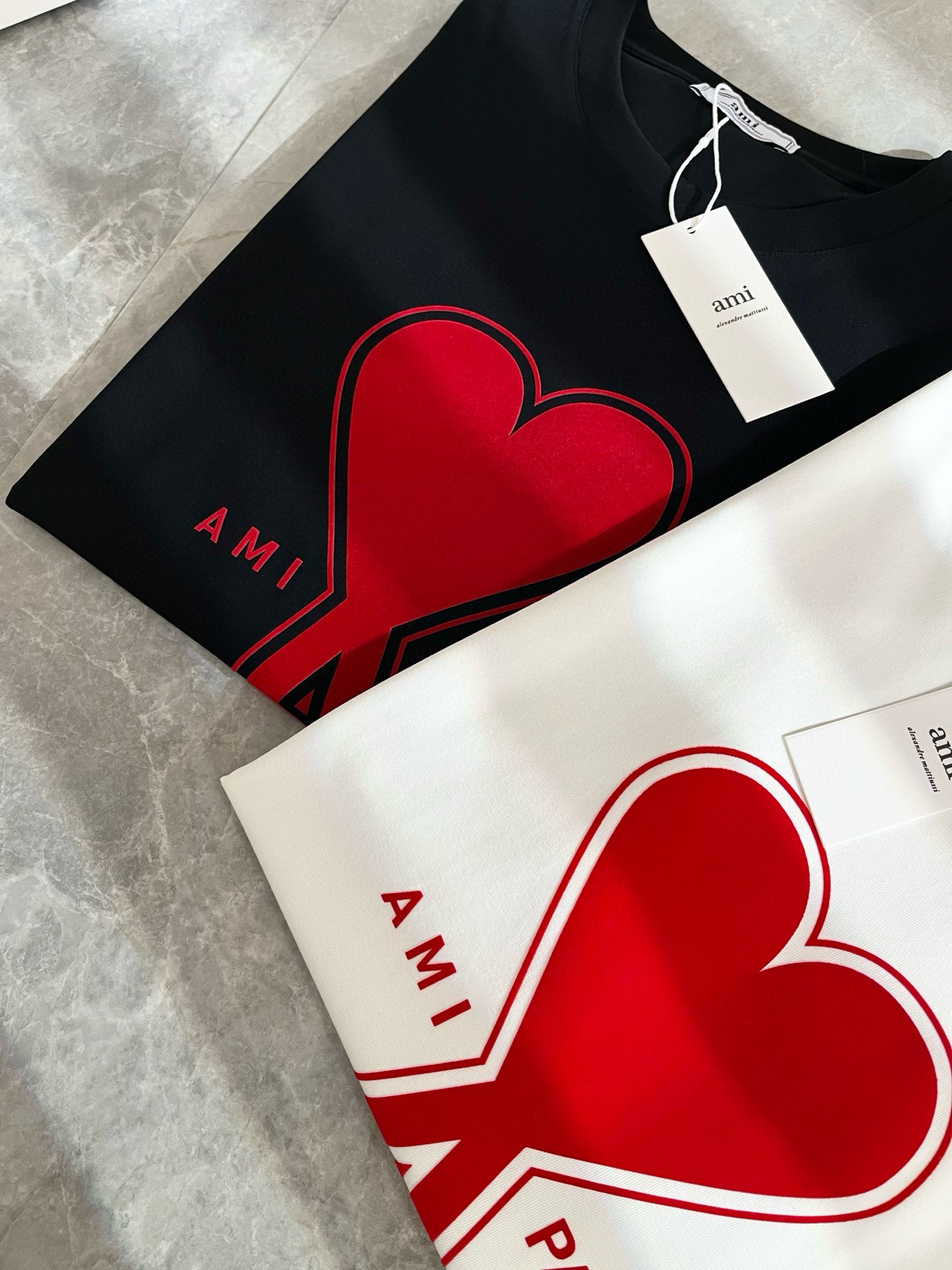 AMI 2025春夏新款男女同款👫短袖T恤，最新款全网独家首上！！~既经典有时尚百搭，谁不爱啊，将经典再