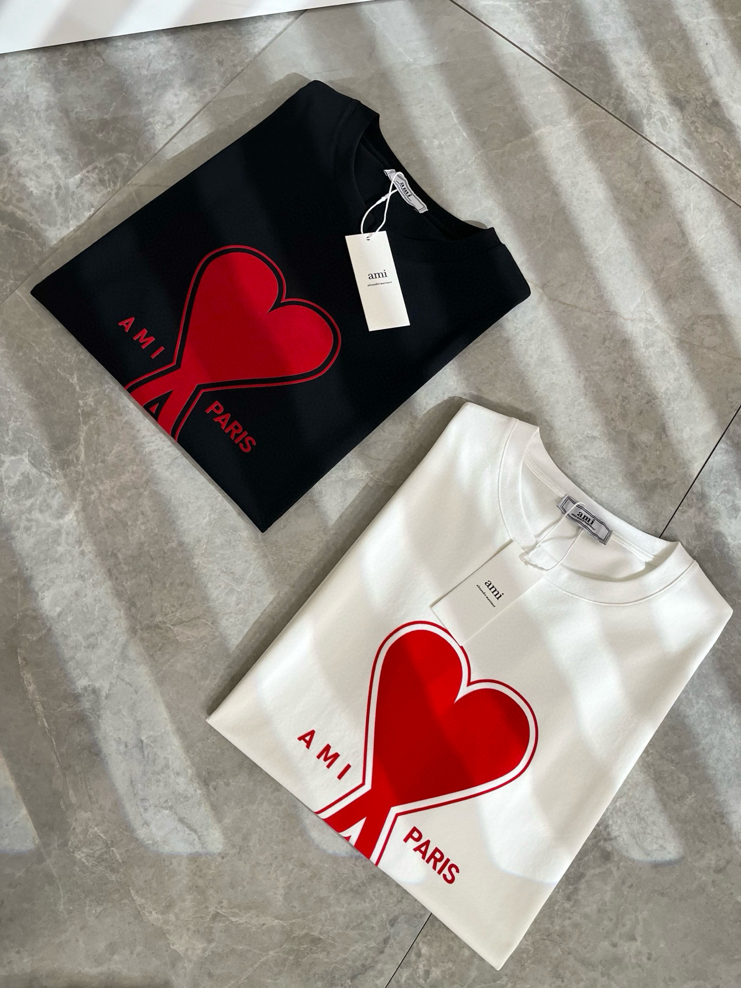 AMI 2025春夏新款男女同款👫短袖T恤，最新款全网独家首上！！~既经典有时尚百搭，谁不爱啊，将经典再