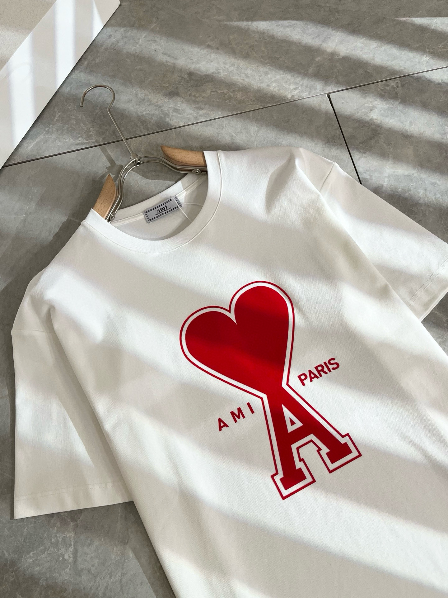 AMI 2025春夏新款男女同款👫短袖T恤，最新款全网独家首上！！~既经典有时尚百搭，谁不爱啊，将经典再