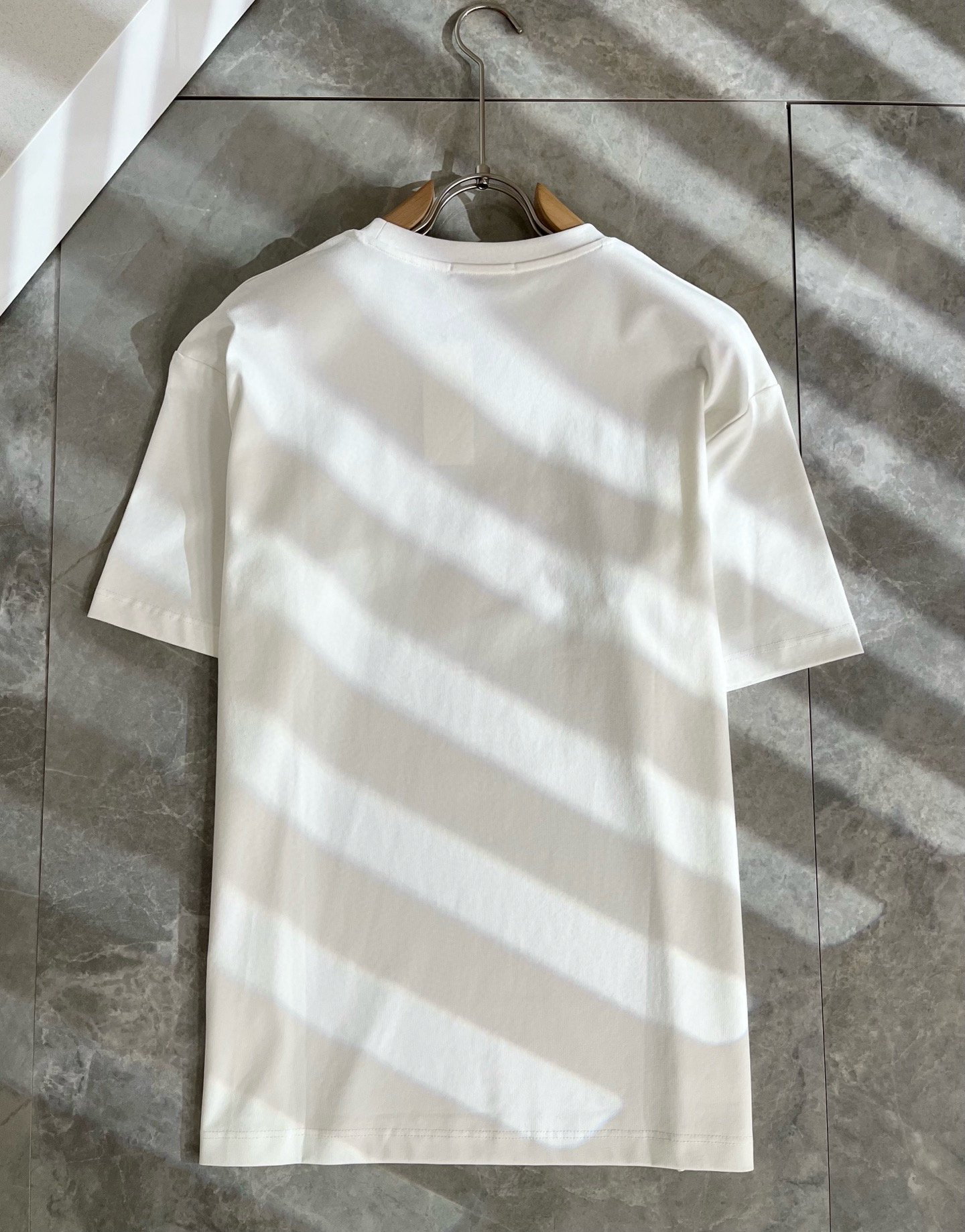 AMI 2025春夏新款男女同款👫短袖T恤，最新款全网独家首上！！~既经典有时尚百搭，谁不爱啊，将经典再