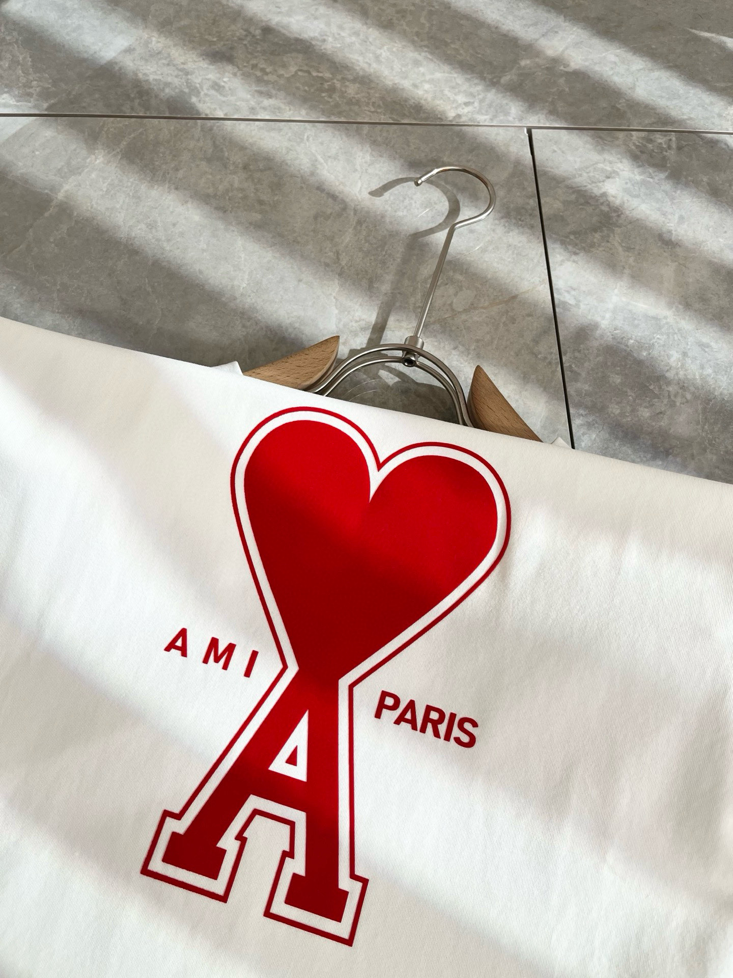 AMI 2025春夏新款男女同款👫短袖T恤，最新款全网独家首上！！~既经典有时尚百搭，谁不爱啊，将经典再