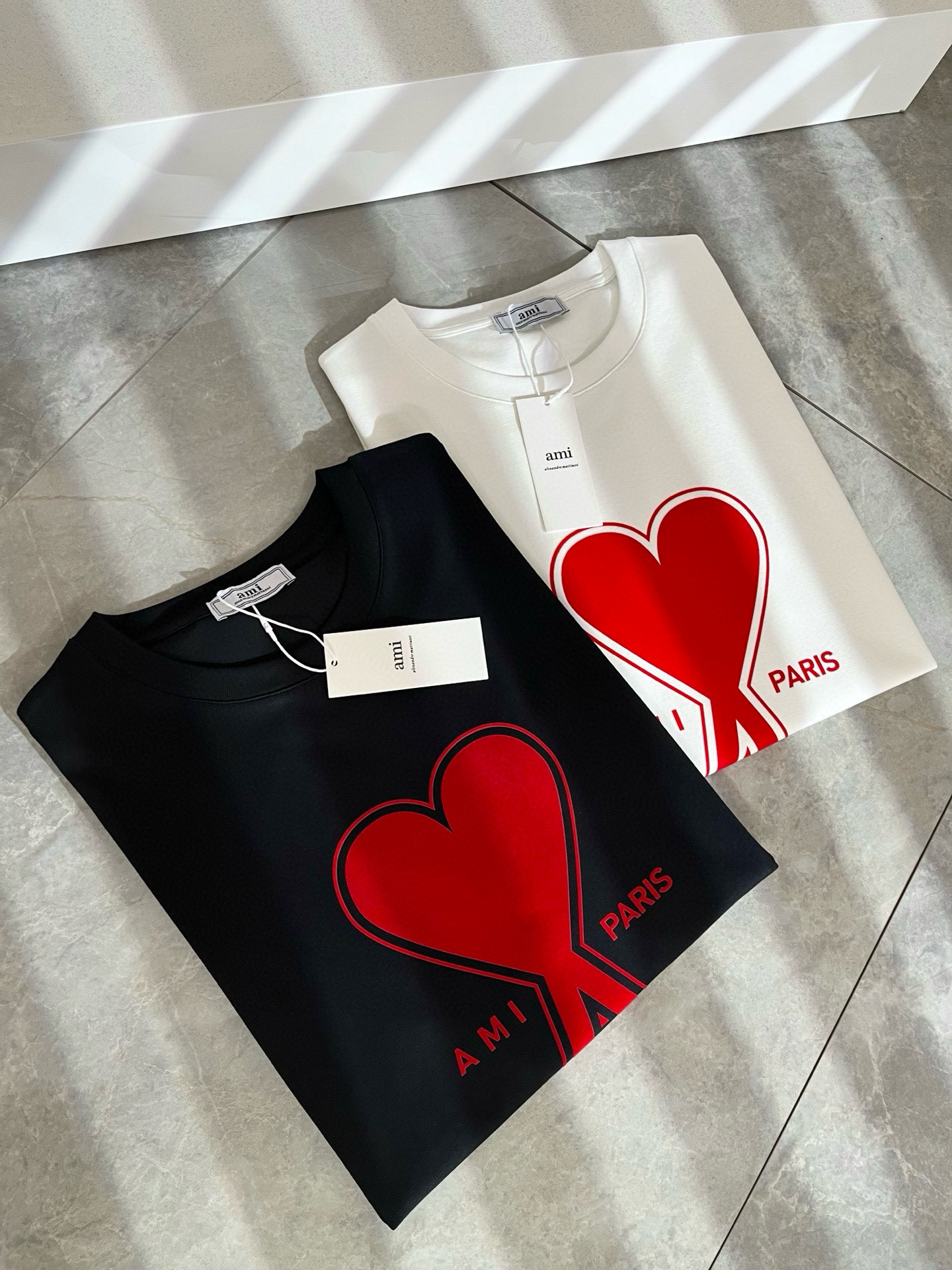 AMI 2025春夏新款男女同款👫短袖T恤，最新款全网独家首上！！~既经典有时尚百搭，谁不爱啊，将经典再