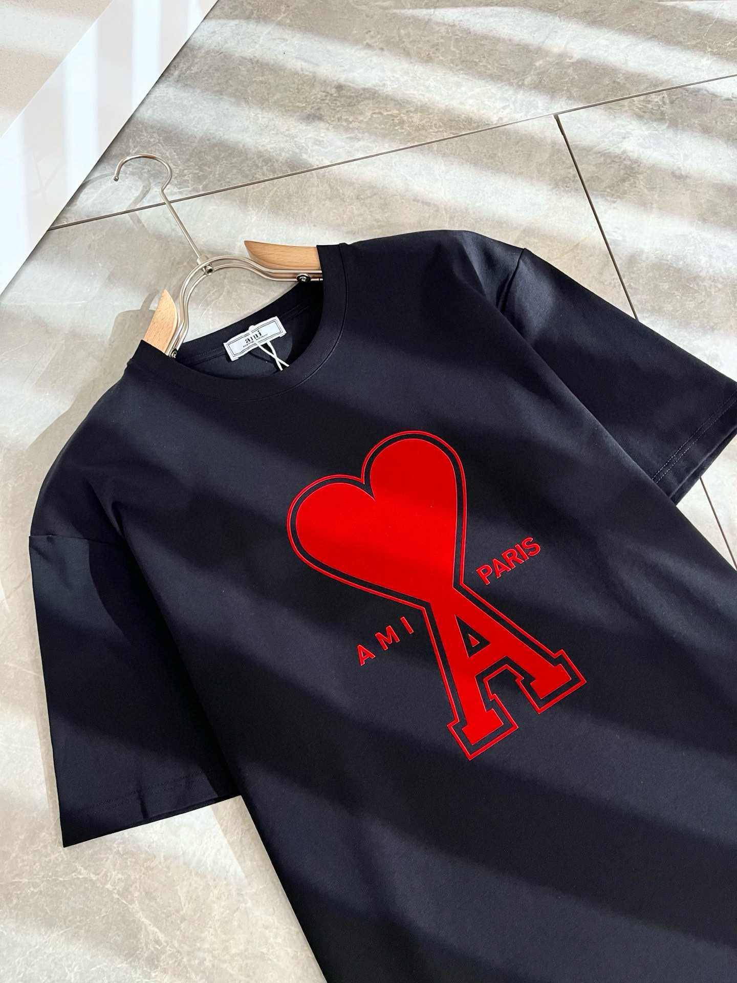 AMI 2025春夏新款男女同款👫短袖T恤，最新款全网独家首上！！~既经典有时尚百搭，谁不爱啊，将经典再