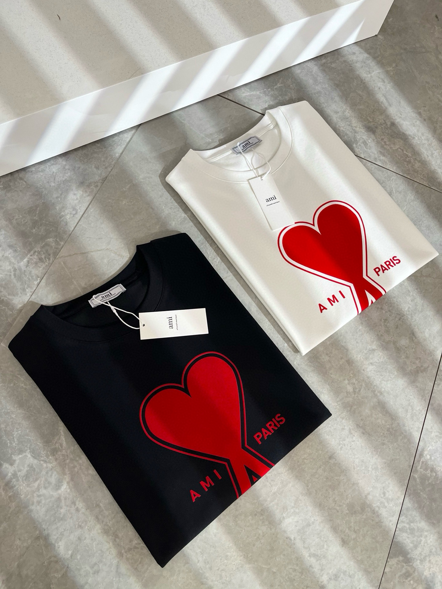 NO:520980,AMI Spring and Summer New Short-sleeved T-shirt for men and women, the latest model is exclusively available on the entire network!  !  ~ It is classic and fashionable and versatile, who doesn’t like it? It will show the classic again. It is very pleasing to the eye and comes with a low luxury halo and recognition!  The brand concept and modern advanced technology are perfectly combined. Coupled with the extremely modern and simple design, the exclusive logo velvet design!  Customized 100% imported pure cotton fabric!  The texture of this model is quite touching, the specifications and grades are known with tentacles. The degree of delicateness and breathability are top-notch!  Size M-3XL, T-shirt,tees,t-shirt,alexander wang19860909AMI 春夏新款男女同款短袖T恤,最新款全网独家首上！！~既经典有时尚百搭,谁不爱啊,将经典再次展现,非常的耐看,自带低奢光环与辨识度！品牌理念和现代化的先进技术进行了完美结合.加上极其现代摩登风范的简约设计,专属logo压绒设计！定制百分百进口纯棉面料！此款的质感相当感人 触手便知规格档次 细腻程度与透气效果堪称顶级！尺码M-3XL,,T-shirt,tees，t-shirt,alexander wang,Men's clothing