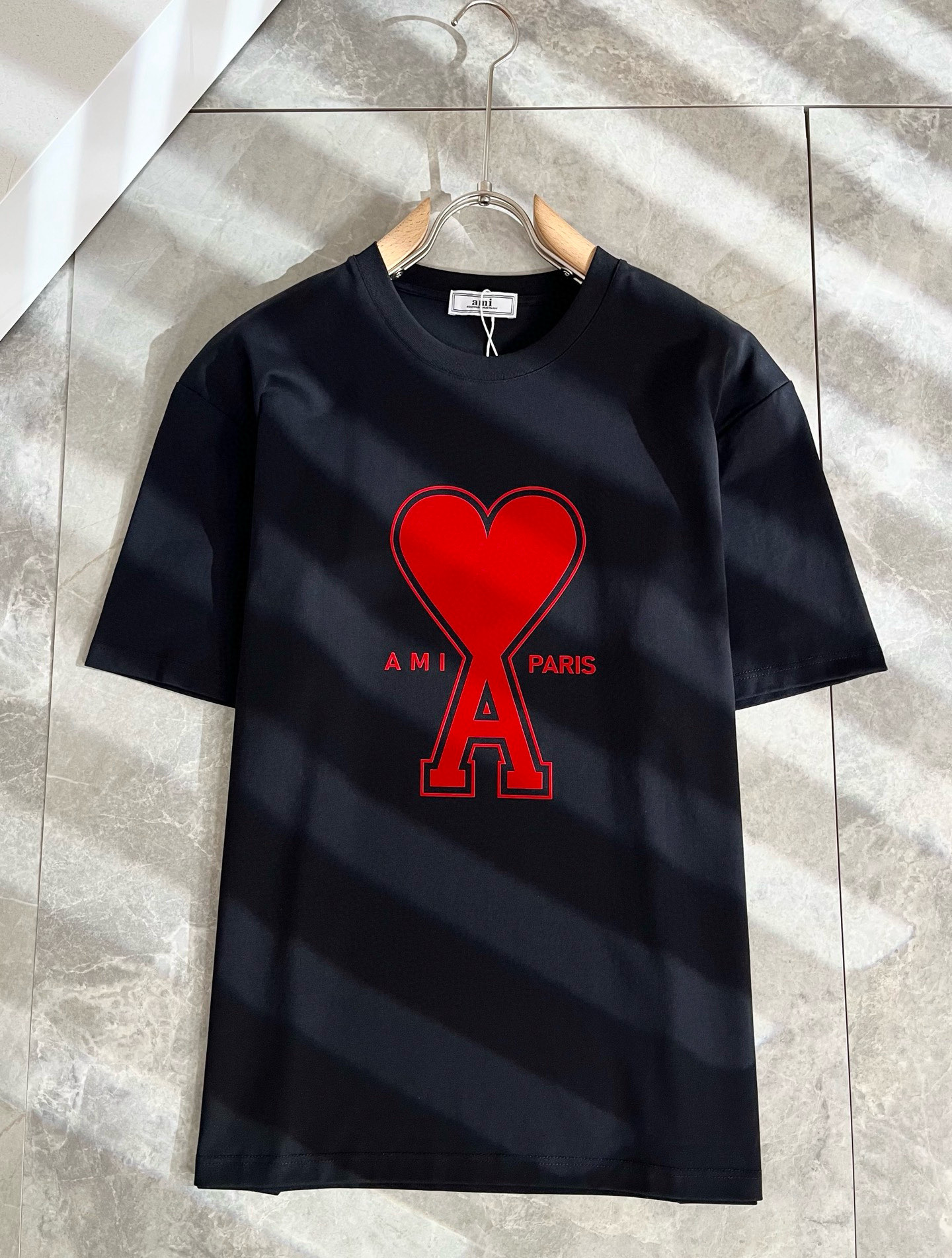 AMI 2025春夏新款男女同款👫短袖T恤，最新款全网独家首上！！~既经典有时尚百搭，谁不爱啊，将经典再