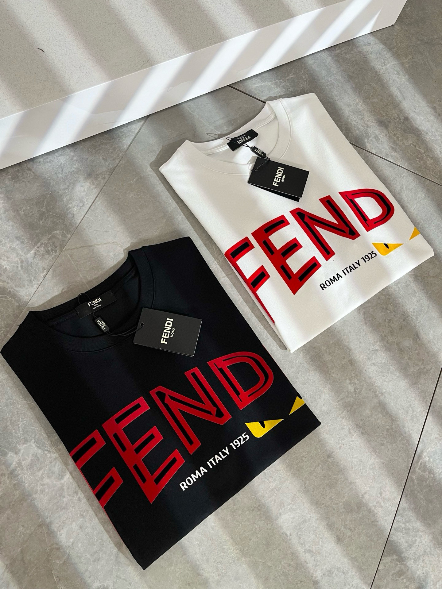 NO:520986,FEN*I Fen*Di Spring and Summer New FD Family FF Men and Women Short-sleeved T-shirts, versatile and minimalist short-sleeved shirts for men and women. Original Italian orders, popular FD family items, simple and pure colors. The FD family's enduring iconic products, high-quality products with full representation and full specifications, and high-quality products that all FD fans are worth buying!  Pure Yidian channel orders, high-end and popular products from the FD family, very popular items at the moment, and iconic letter logo pattern velvet modification!  High-end goods worth keeping and giving away to others!  It is trendy and beautiful, with a full sense of trendy atmosphere, and has a very high level and specifications. It uses a very classic black and white color combination, giving people a strong visual impact and has a very high recognition. It is top-quality exclusive pure cotton fabric, created with a soft, delicate and comfortable touch, and has a very high-end and classy appearance!  Perfectly interprets the charm of the brand and leaves a deep impression. It is more fashionable and charming. It has simple, elegant and fashionable upper body, and is even more stressful for outfits!  The inner wear alone is very delicious and beautiful scenery that cannot be ignored!  Size M-3XL, fendi,dior,T-shirt,tees,t-shirt,alexander wang19860909FEN*I 芬*迪春夏新款FD家族FF男女同款短袖T恤,男女同款百搭极简短袖.意大利原厂订单,FD家族人气单品,简约纯色系打造.FD家族经久不衰的标志性臻品,代表性十足,规格感十足的精品,所有FD粉丝都值得抢购的精品！纯正意代渠道订单,FD家族的高奢人气爆款产物,当下十分火爆的单品,标志性字母logo图案压绒修饰！值得自留和送人的高端货！新潮又好看,潮流气息感十足,档次规格感极高,并且采用十分经典的的黑白双色搭配,给人的视觉冲击感相当强烈,有着极高的辨识度,顶级专属纯棉面料,打造,触感柔软细腻舒适,品相相当高级有档次！完美诠释品牌魅力,给人留下深刻印象.更具时尚与韵味,上身简约大方时尚,对于穿搭更是毫无压力！单穿内搭都极有味道,不可忽视的靓丽风景线！ 尺码M-3XL,,fendi,dior,T-shirt,tees，t-shirt,alexander wang,Men's clothing