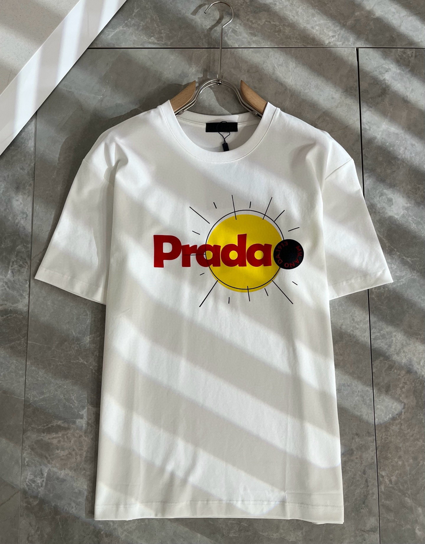 PRAD*A普*达2025春夏新款男女同款👫短袖T恤，最新款全网独家首上！！~既经典有时尚百搭，谁不爱啊