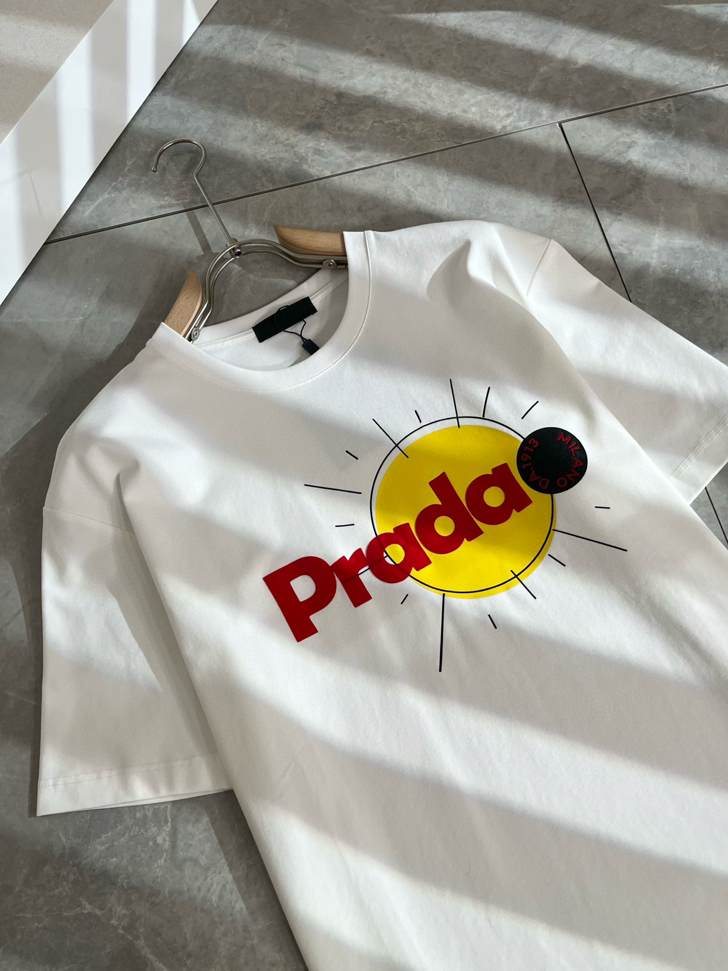 PRAD*A普*达2025春夏新款男女同款👫短袖T恤，最新款全网独家首上！！~既经典有时尚百搭，谁不爱啊