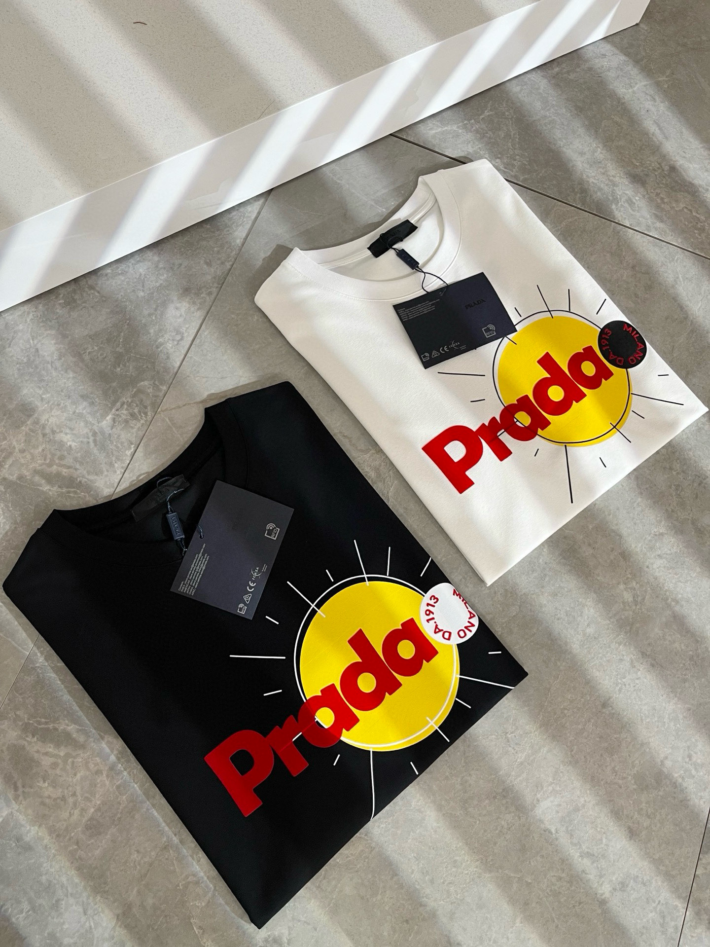 PRAD*A普*达2025春夏新款男女同款👫短袖T恤，最新款全网独家首上！！~既经典有时尚百搭，谁不爱啊