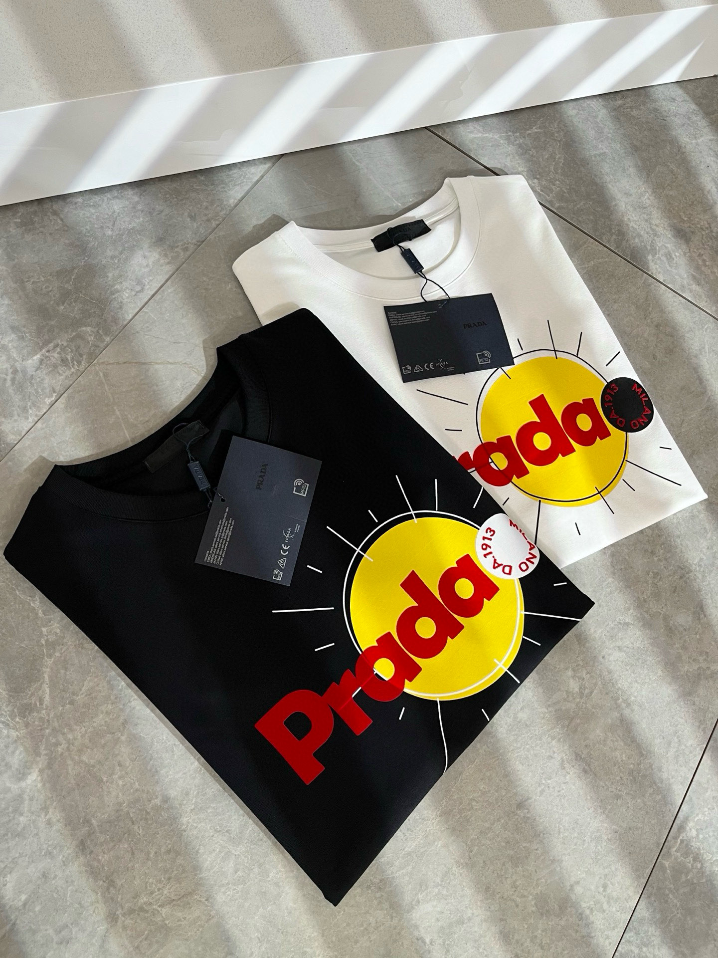 PRAD*A普*达2025春夏新款男女同款👫短袖T恤，最新款全网独家首上！！~既经典有时尚百搭，谁不爱啊