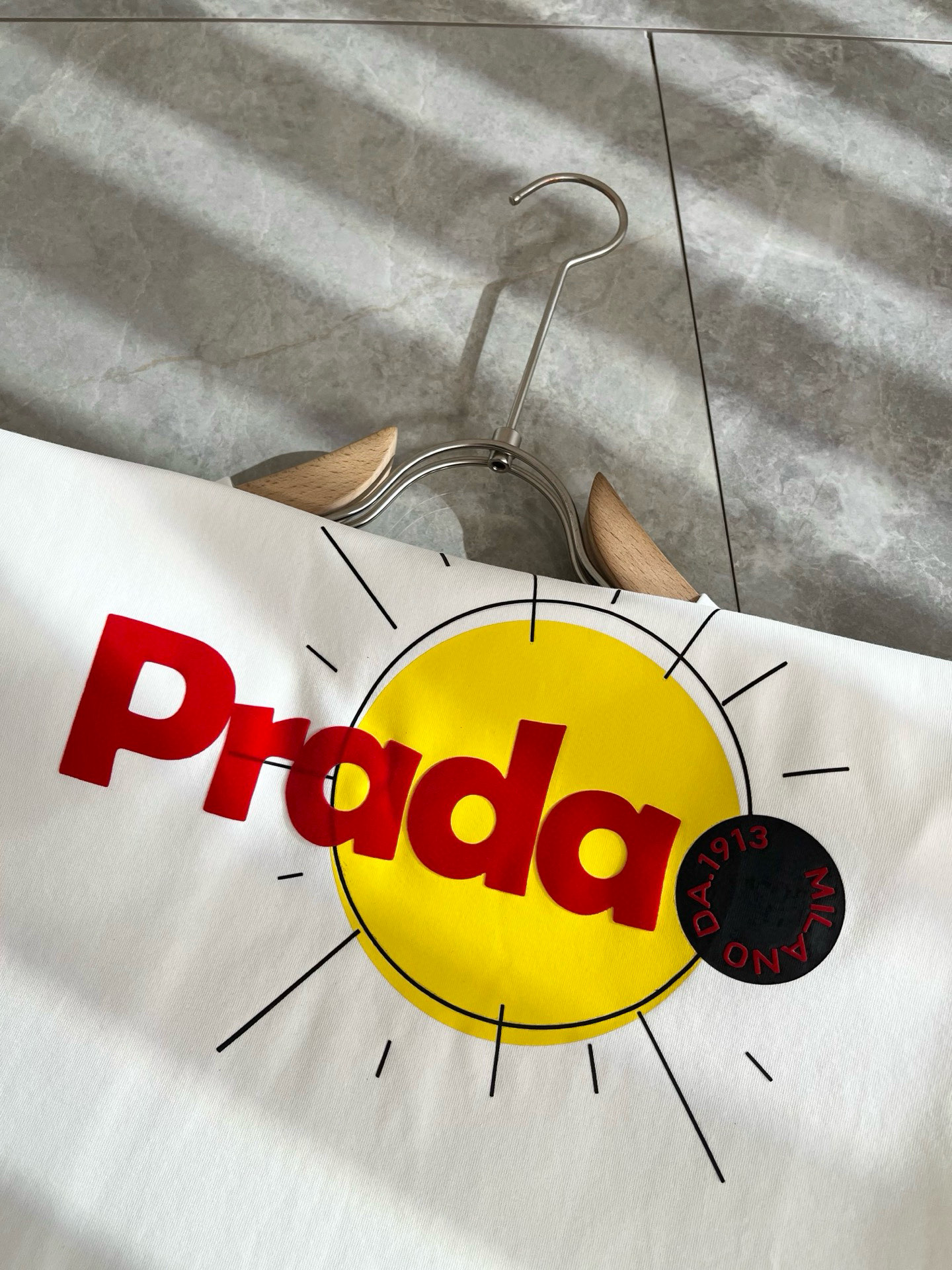 PRAD*A普*达2025春夏新款男女同款👫短袖T恤，最新款全网独家首上！！~既经典有时尚百搭，谁不爱啊