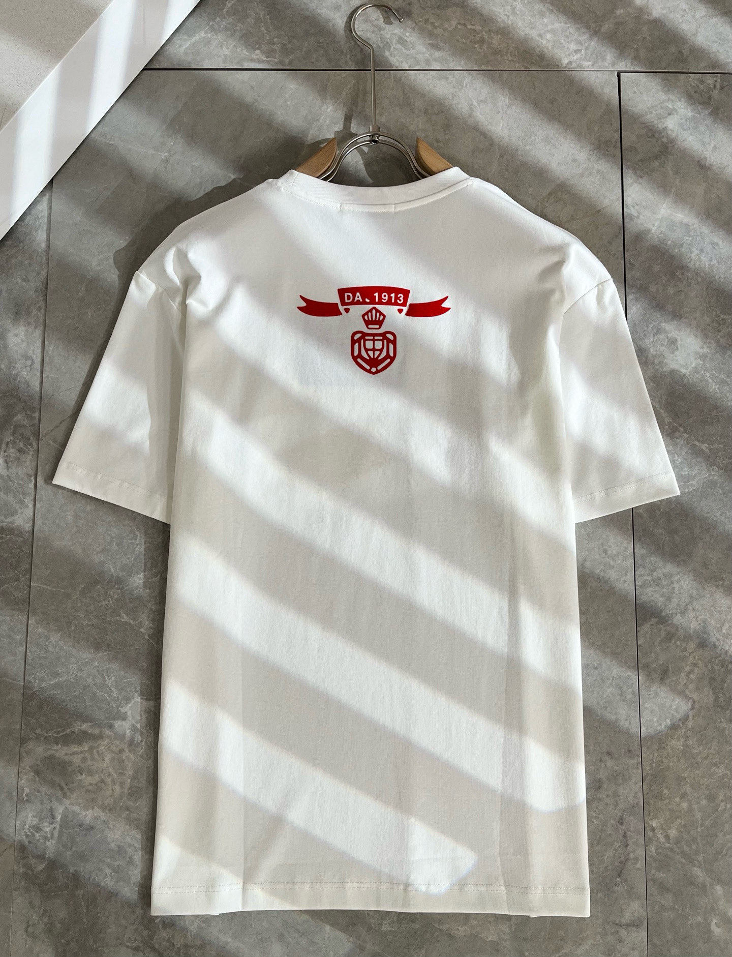 PRAD*A普*达2025春夏新款男女同款👫短袖T恤，最新款全网独家首上！！~既经典有时尚百搭，谁不爱啊