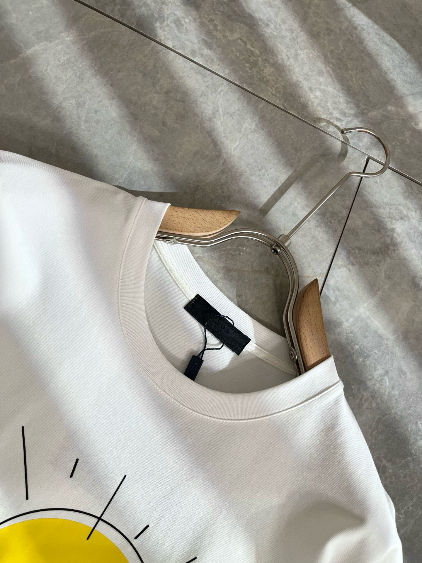 PRAD*A普*达2025春夏新款男女同款👫短袖T恤，最新款全网独家首上！！~既经典有时尚百搭，谁不爱啊