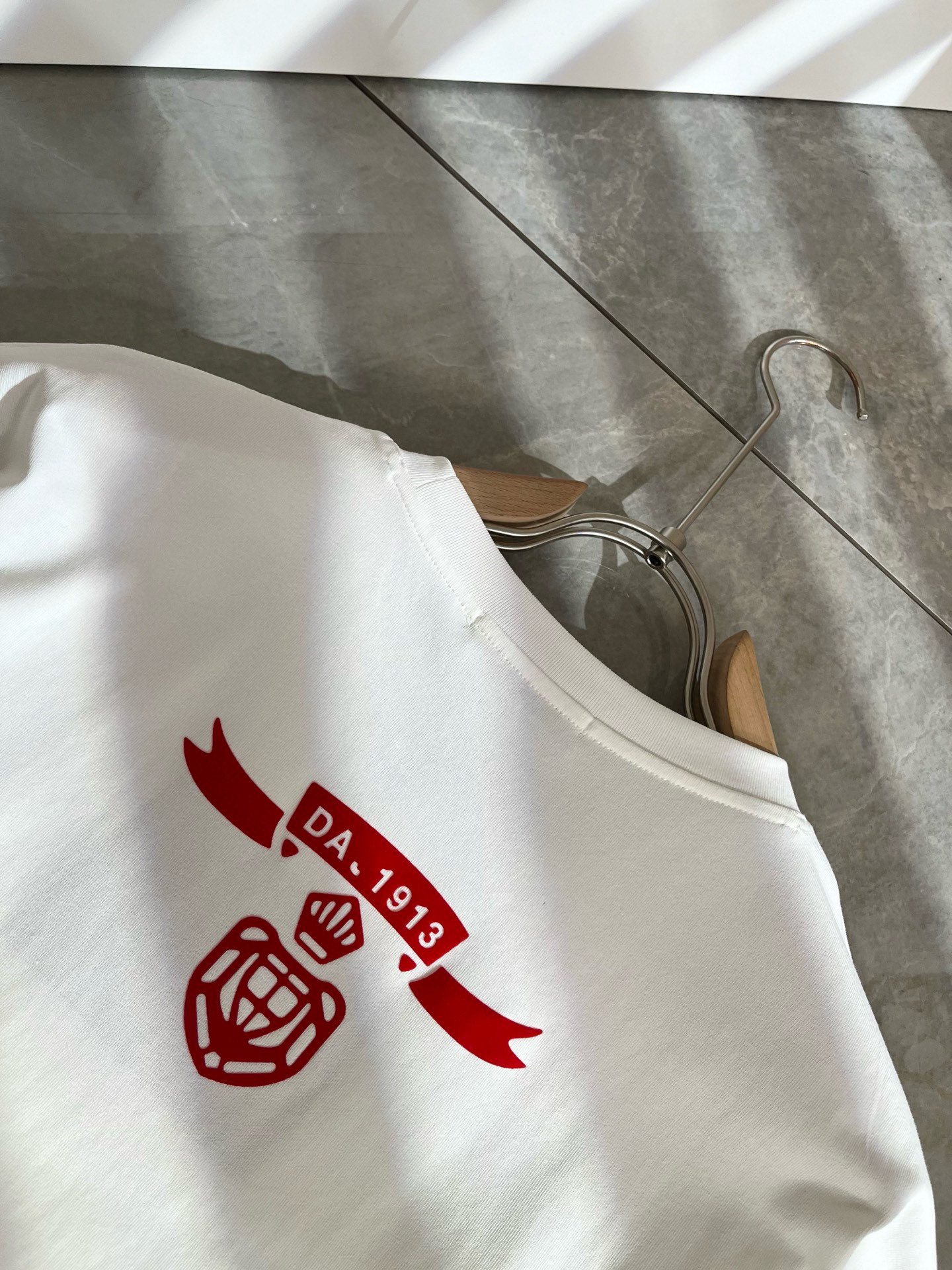 PRAD*A普*达2025春夏新款男女同款👫短袖T恤，最新款全网独家首上！！~既经典有时尚百搭，谁不爱啊